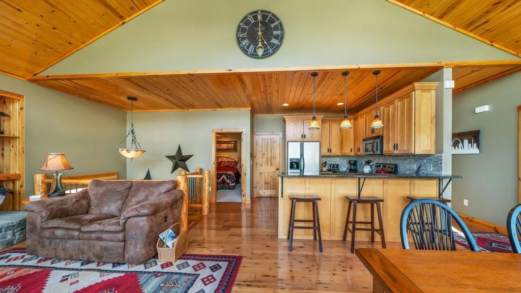 Hot Tub, Fire Pit, Awesome Loft & Amazing Views!