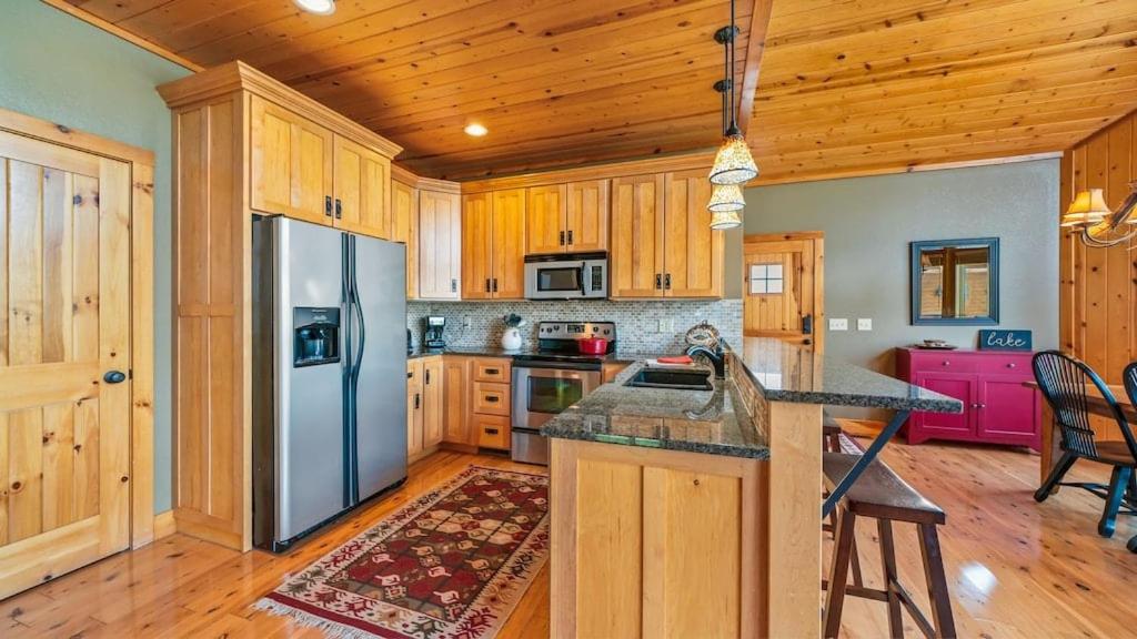 Hot Tub, Fire Pit, Awesome Loft & Amazing Views!