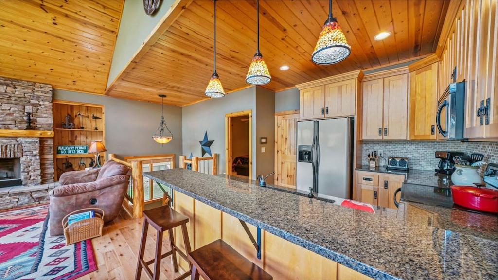 Hot Tub, Fire Pit, Awesome Loft & Amazing Views!