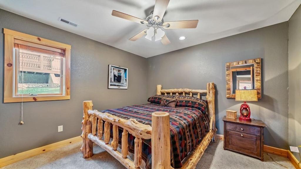 Hot Tub, Fire Pit, Awesome Loft & Amazing Views!