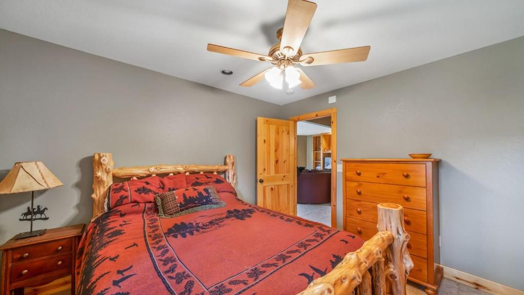 Hot Tub, Fire Pit, Awesome Loft & Amazing Views!