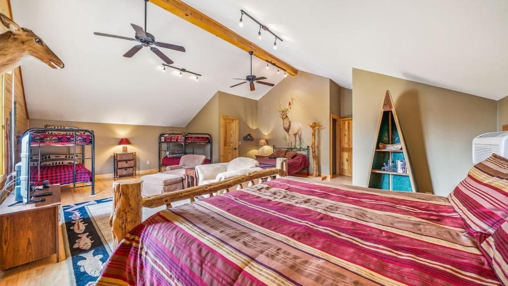 Hot Tub, Fire Pit, Awesome Loft & Amazing Views!
