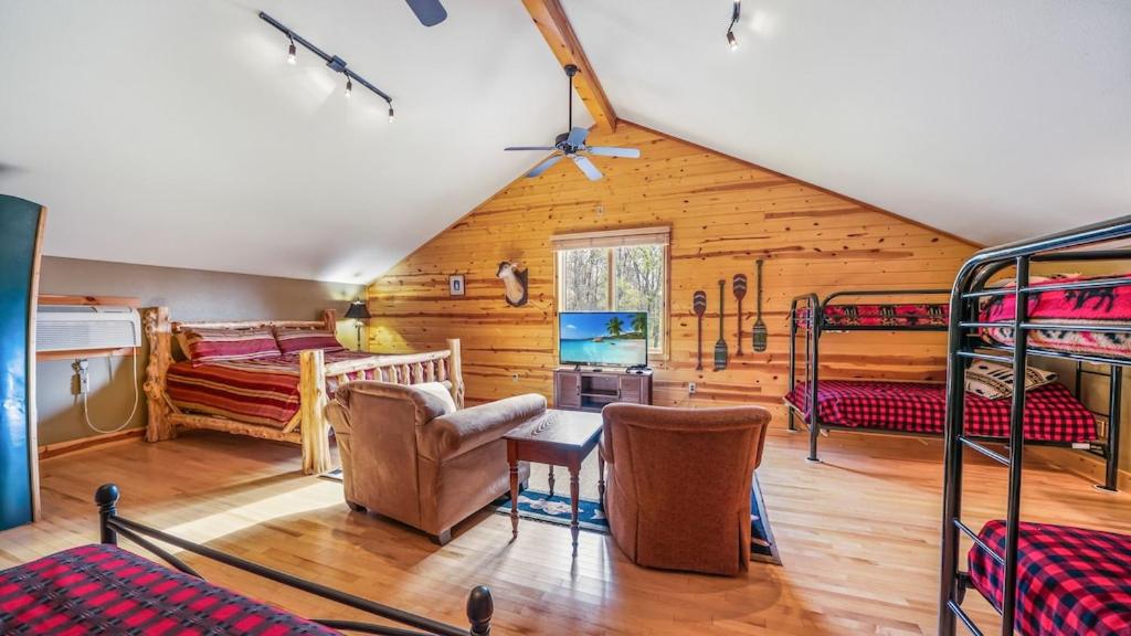 Hot Tub, Fire Pit, Awesome Loft & Amazing Views!