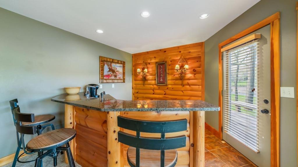 Hot Tub, Fire Pit, Awesome Loft & Amazing Views!