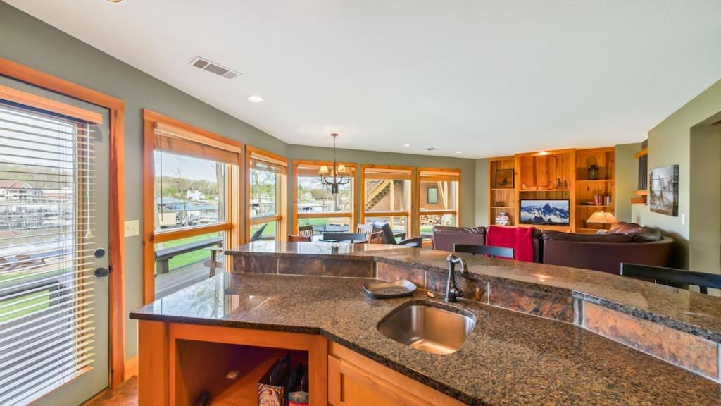 Hot Tub, Fire Pit, Awesome Loft & Amazing Views!