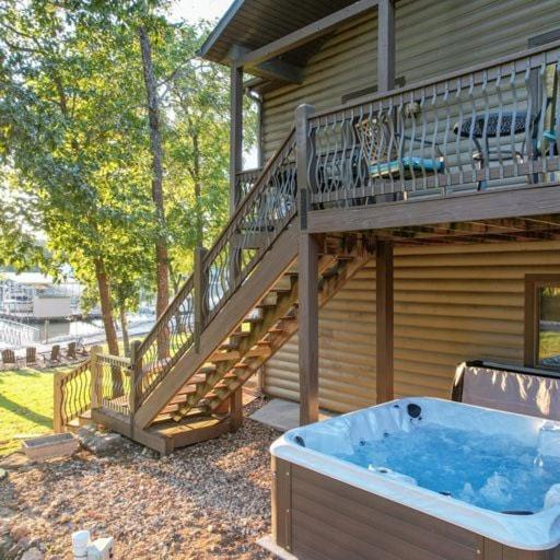 Hot Tub, Fire Pit, Awesome Loft & Amazing Views!