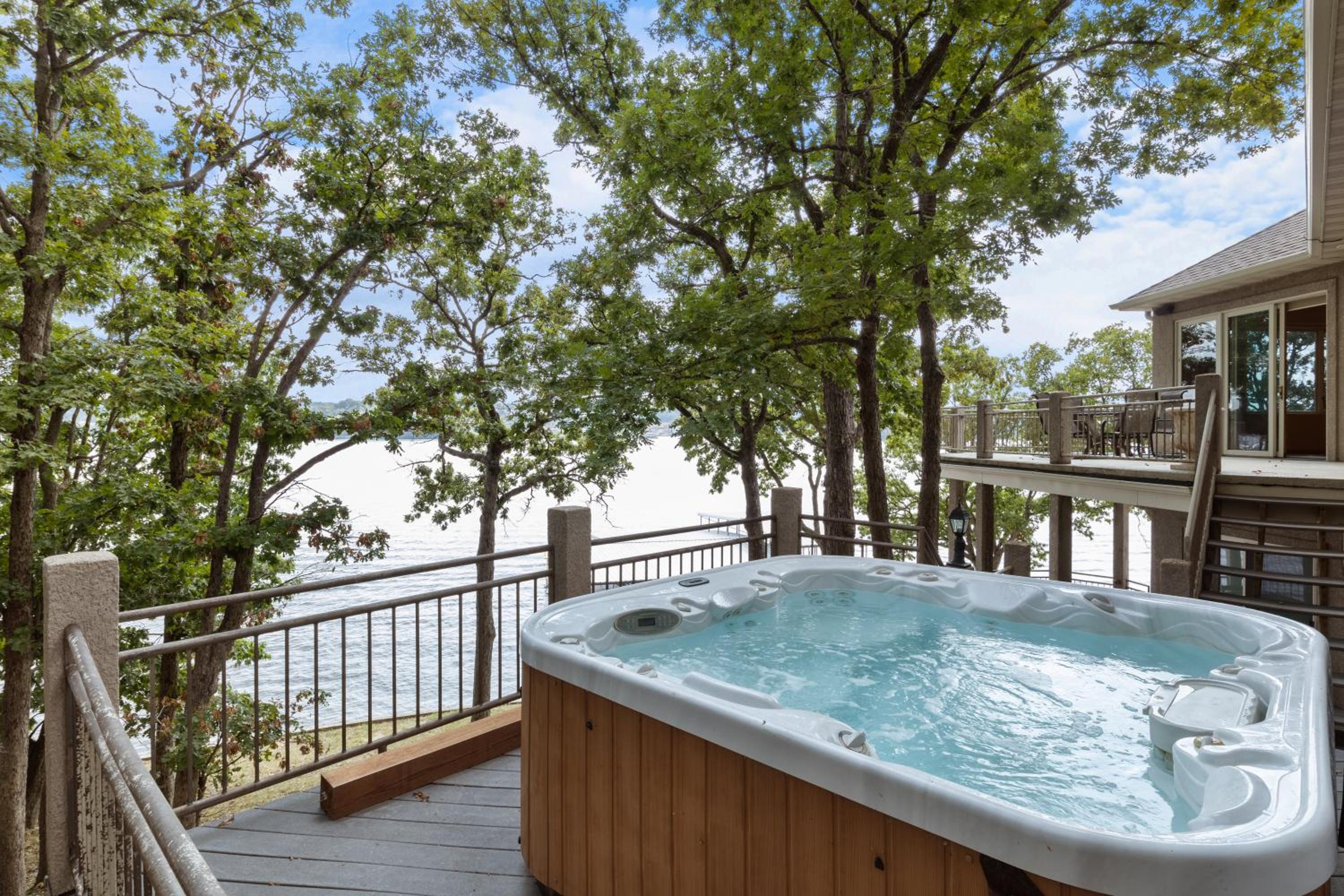 Pet-Friendly Home In The Main Channel w/ Breathtaking Sunsets & Lake Views