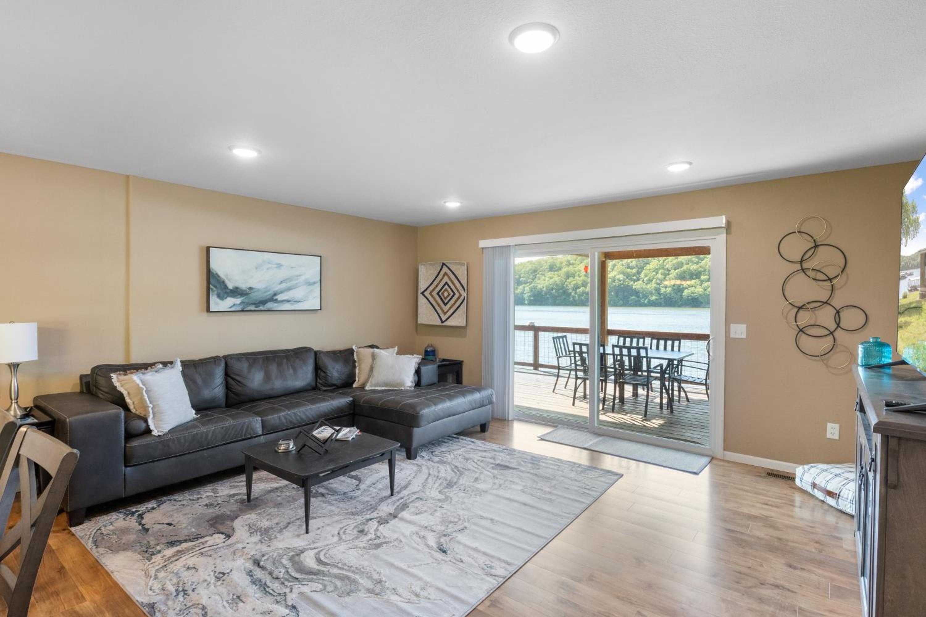 Huge Lakefront Yard, Private Dock - Amazing Views!