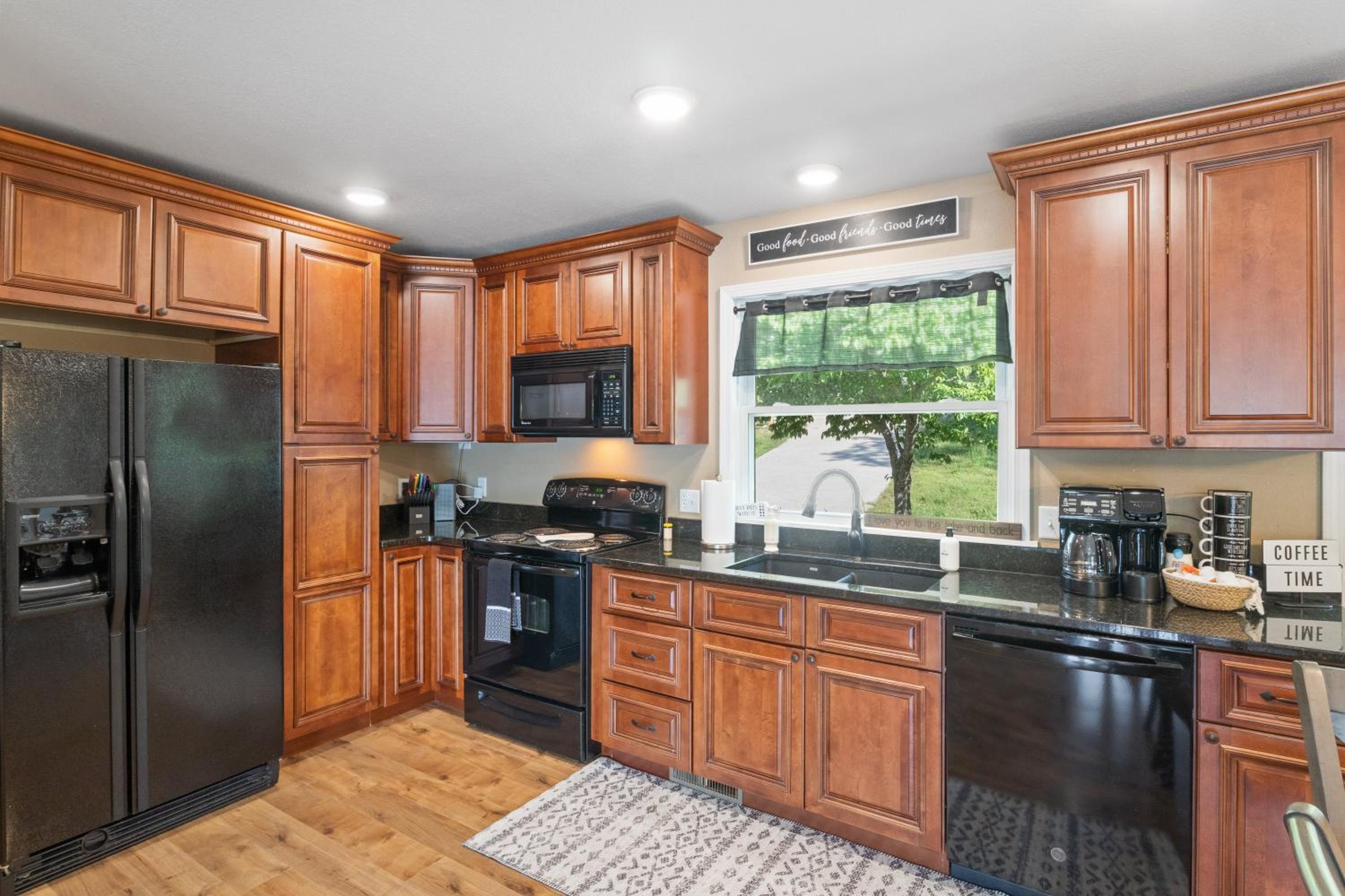 Huge Lakefront Yard, Private Dock - Amazing Views!