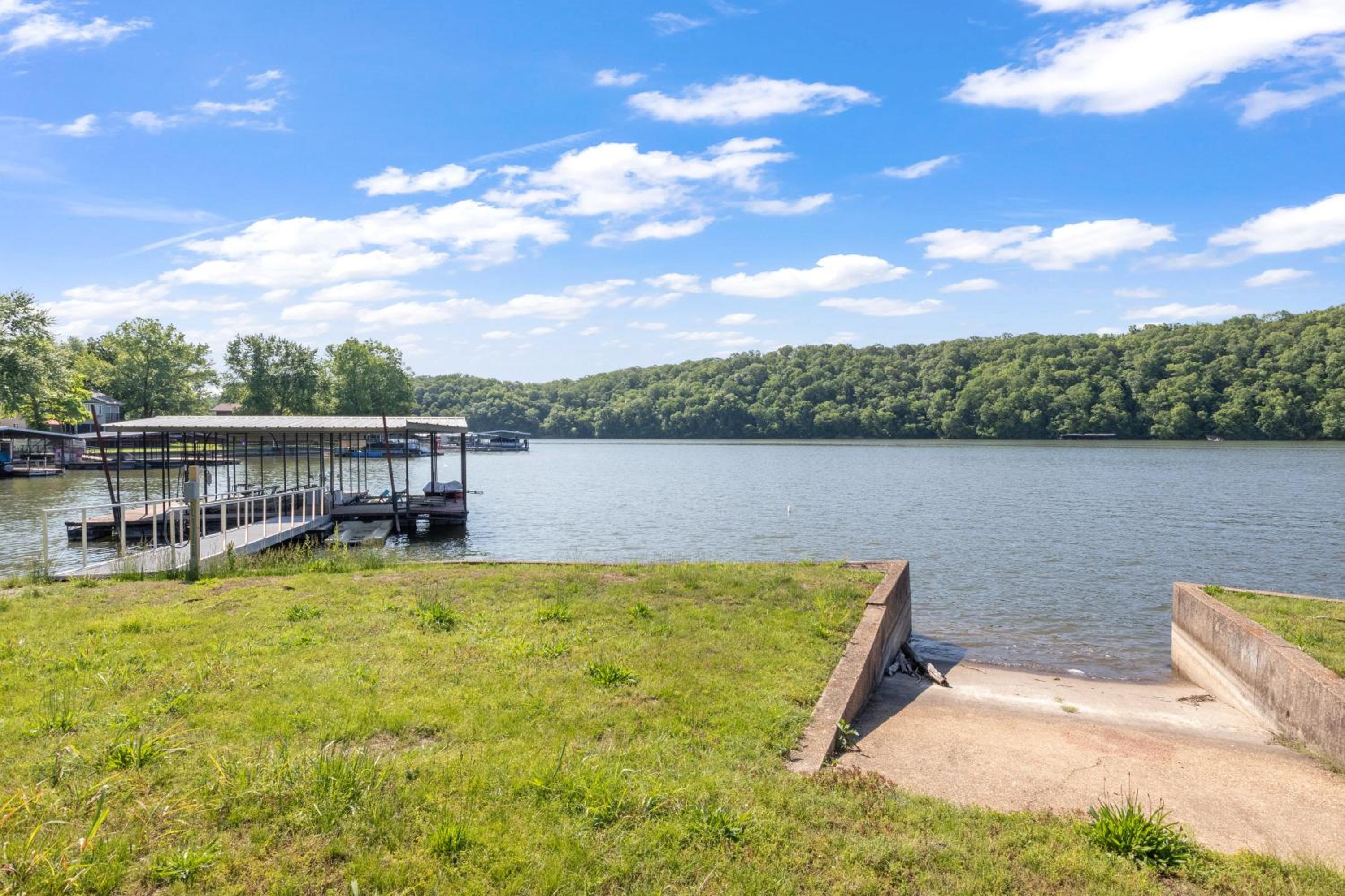 Huge Lakefront Yard, Private Dock - Amazing Views!