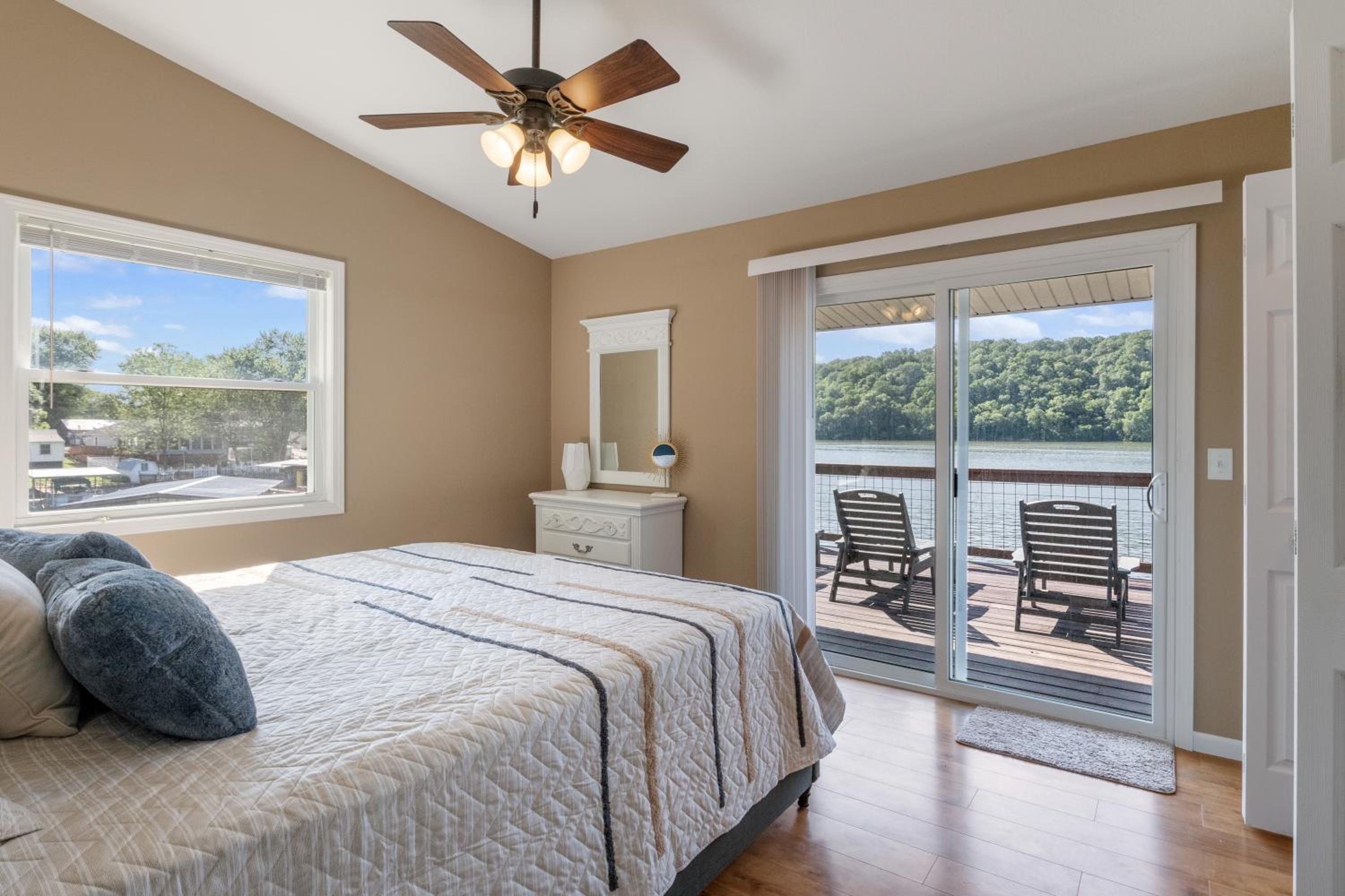 Huge Lakefront Yard, Private Dock - Amazing Views!