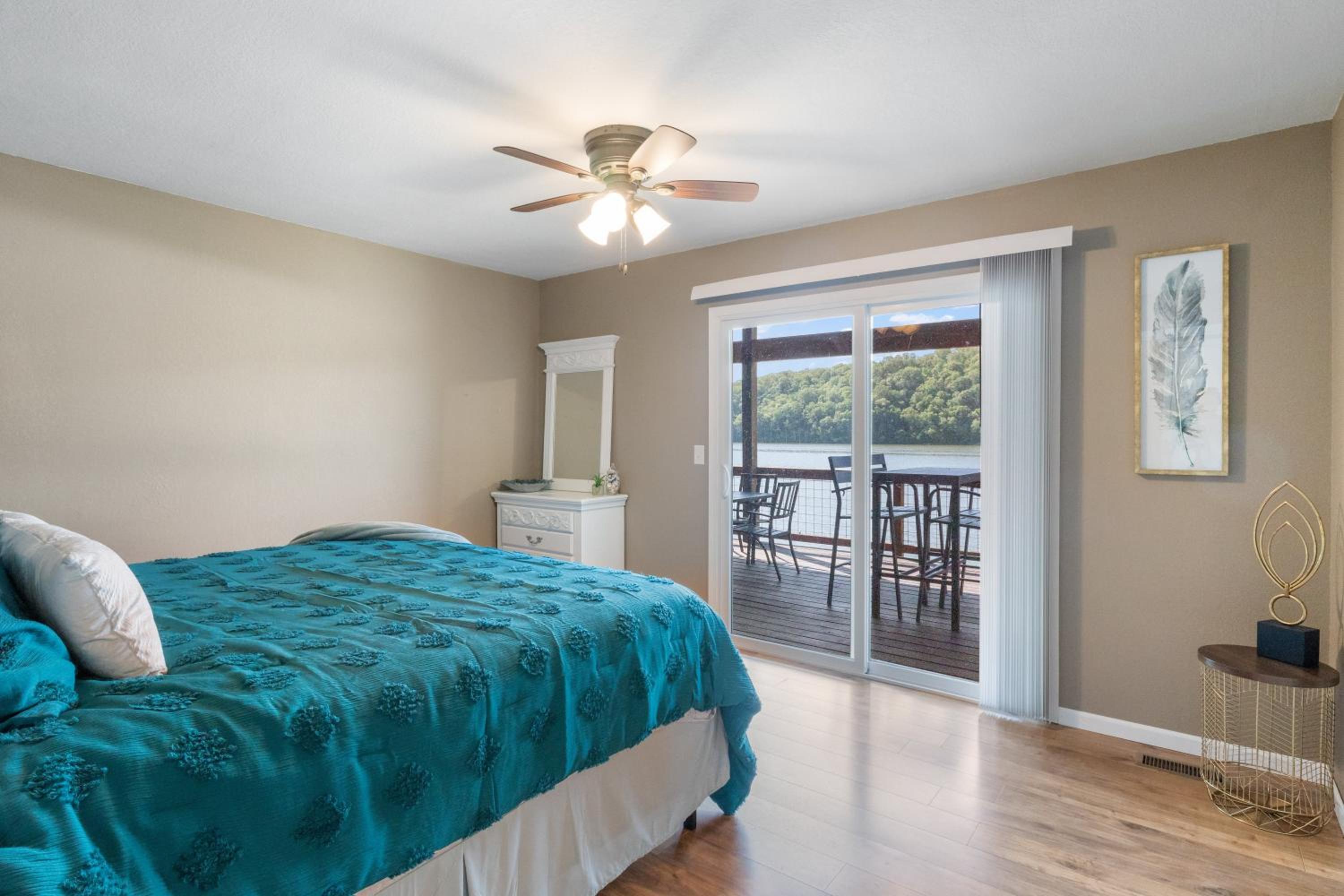 Huge Lakefront Yard, Private Dock - Amazing Views!