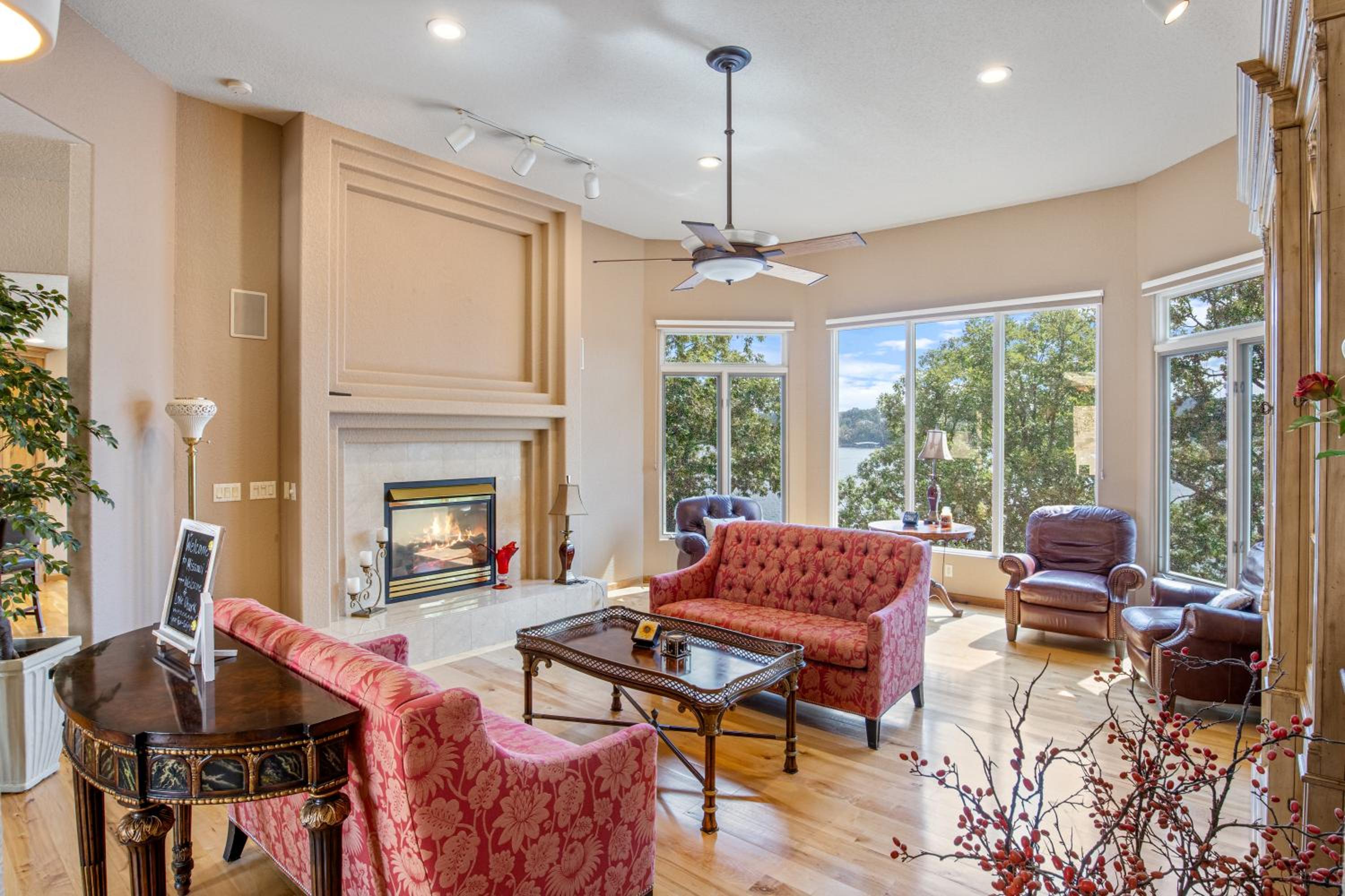 Pet-Friendly Home In The Main Channel w/ Breathtaking Sunsets & Lake Views