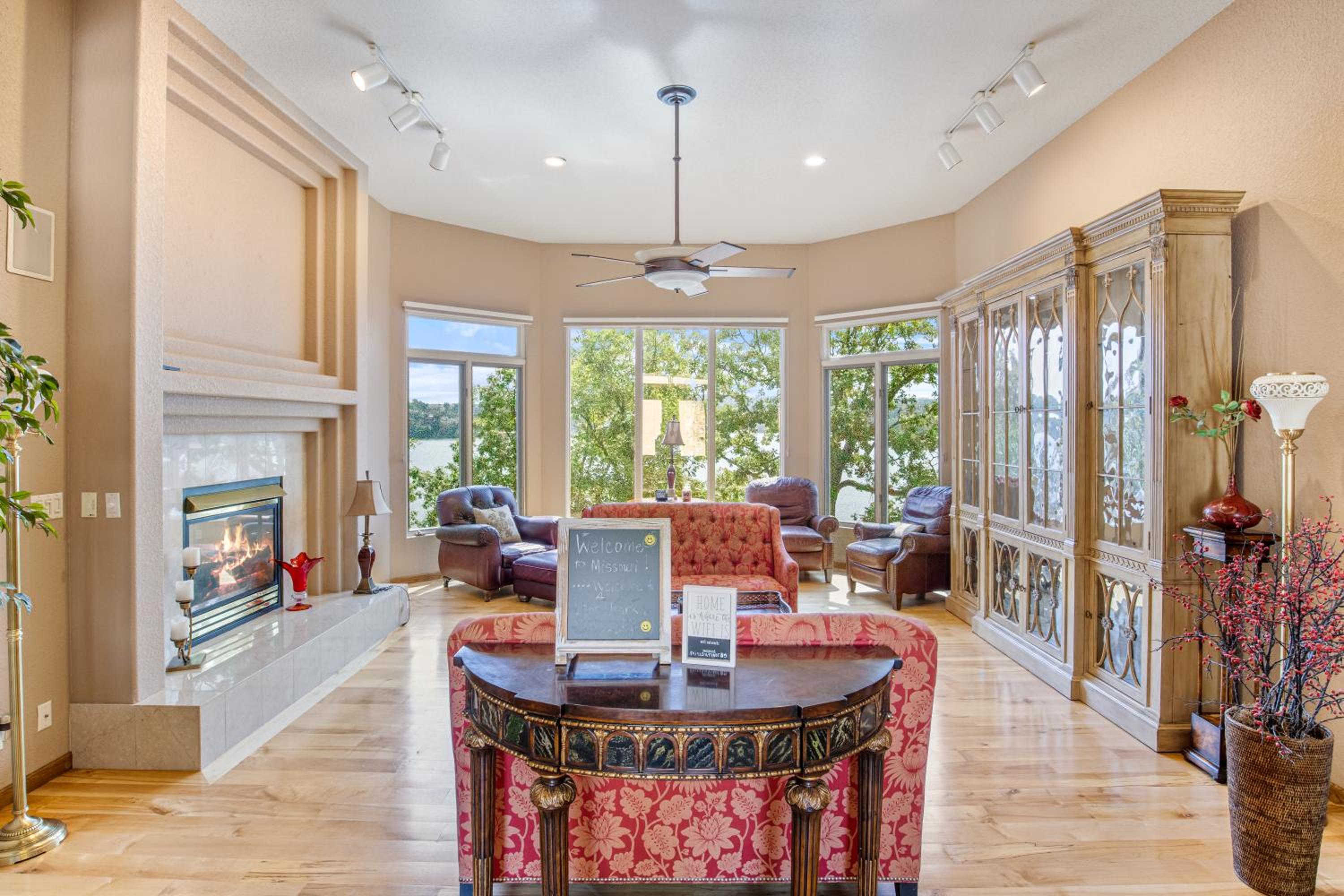 Pet-Friendly Home In The Main Channel w/ Breathtaking Sunsets & Lake Views