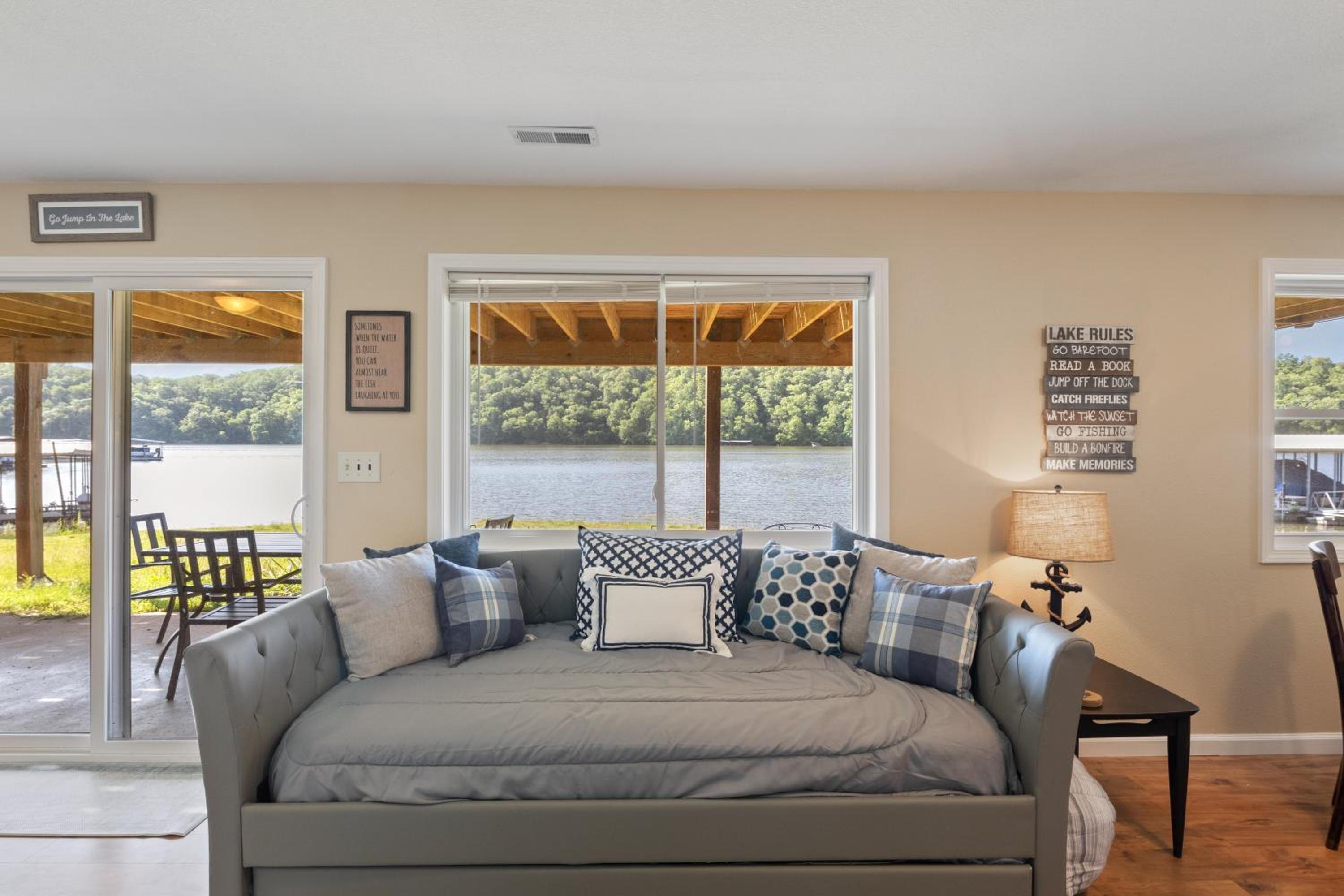 Huge Lakefront Yard, Private Dock - Amazing Views!