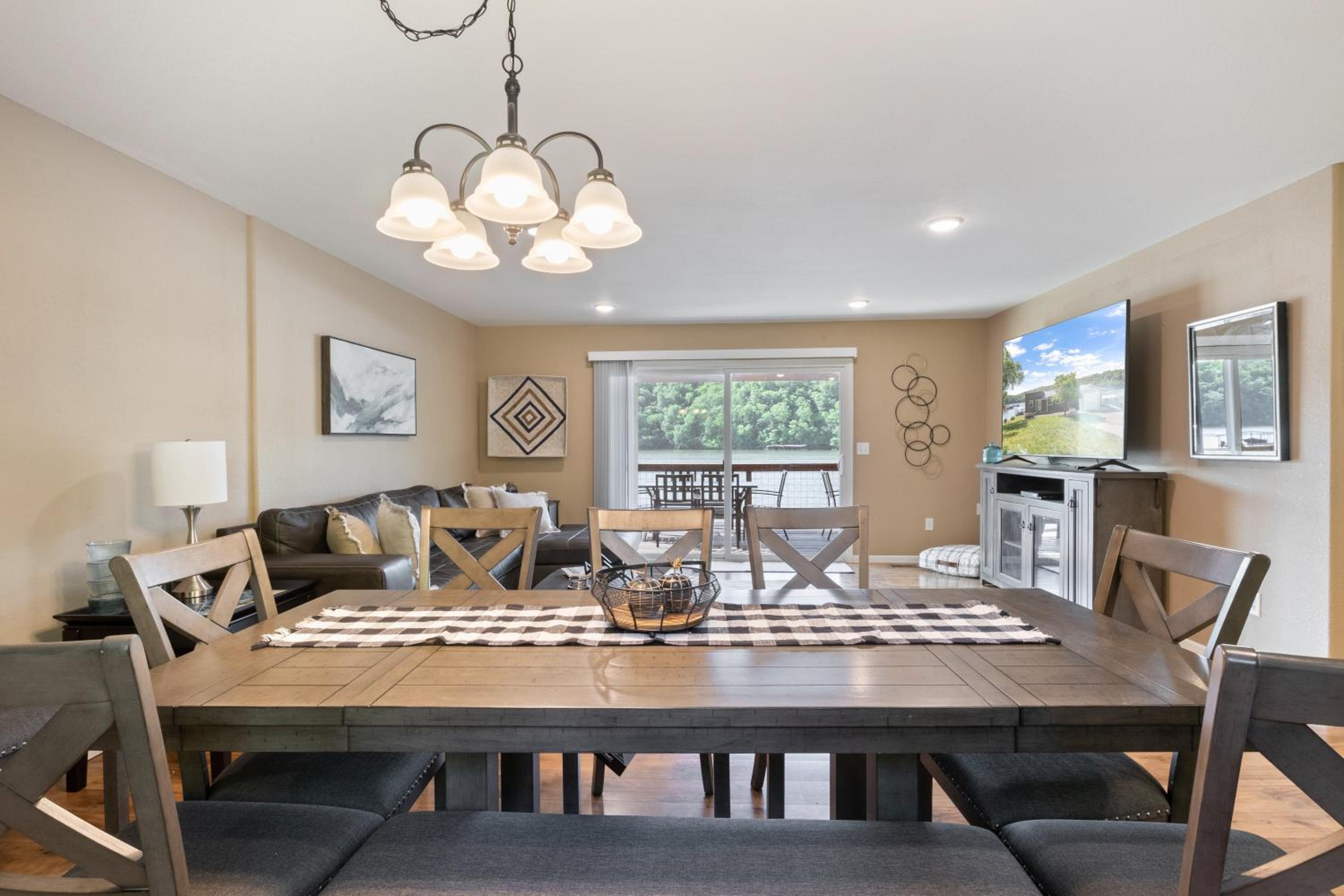Huge Lakefront Yard, Private Dock - Amazing Views!