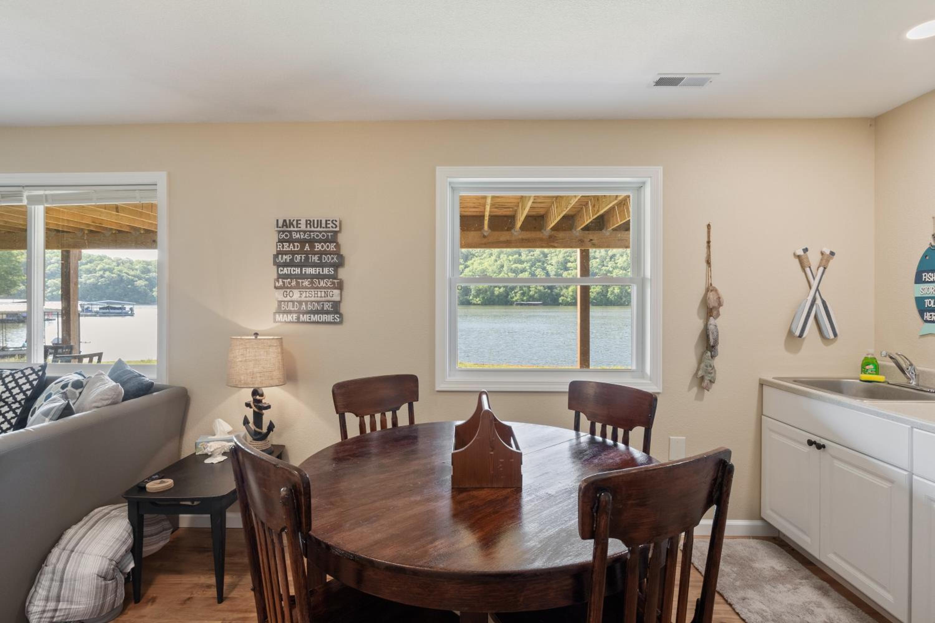 Huge Lakefront Yard, Private Dock - Amazing Views!