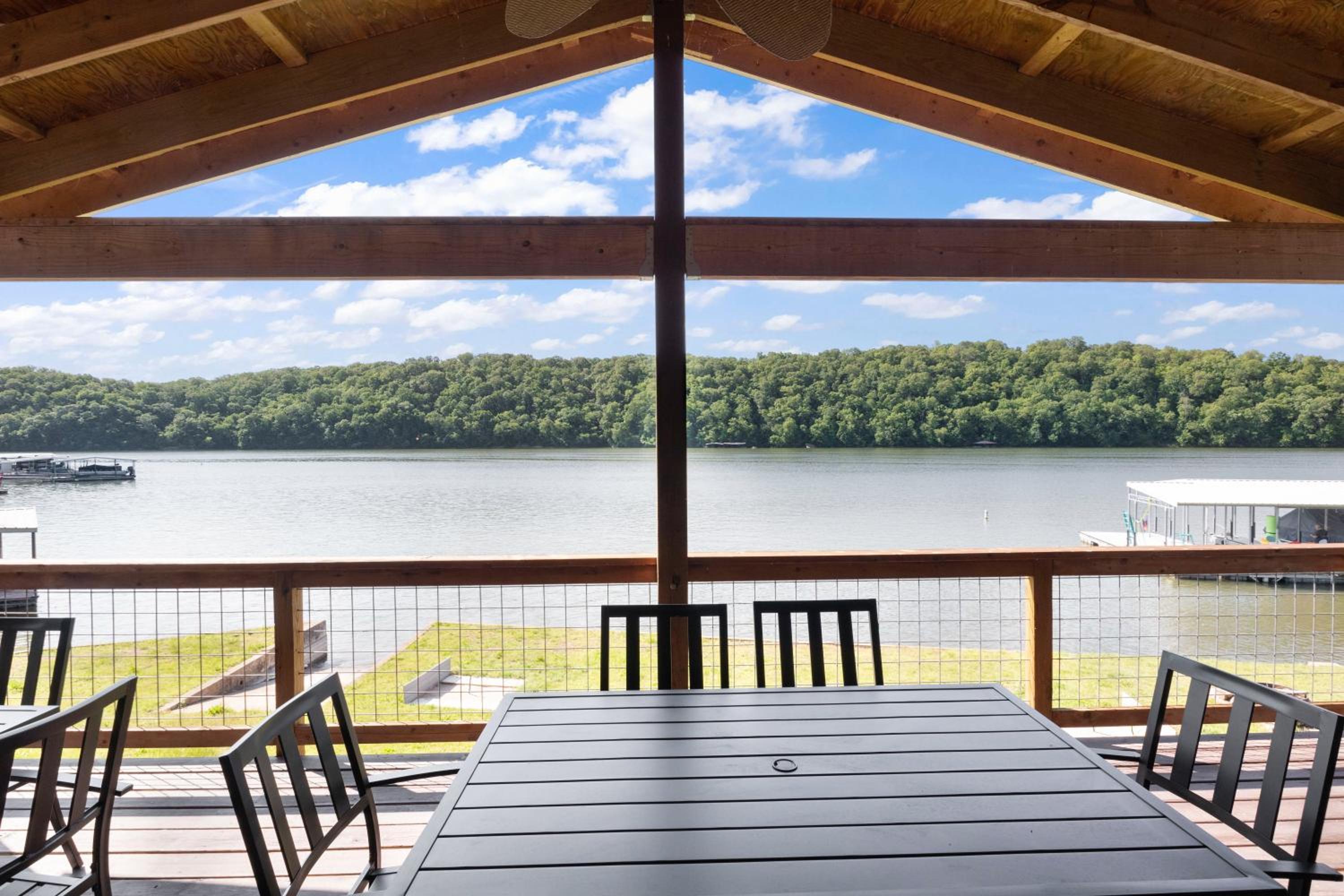 Huge Lakefront Yard, Private Dock - Amazing Views!