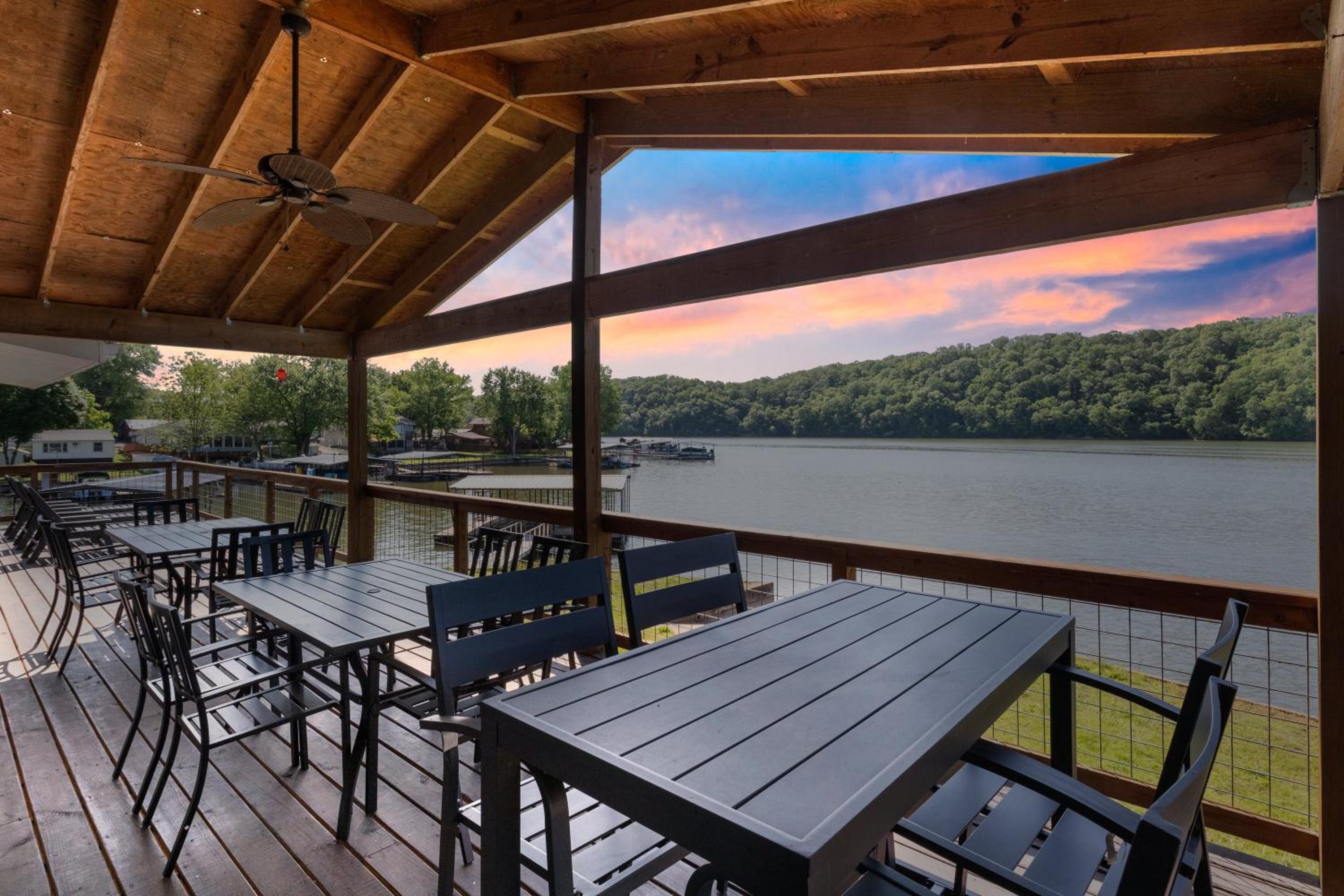 Huge Lakefront Yard, Private Dock - Amazing Views!