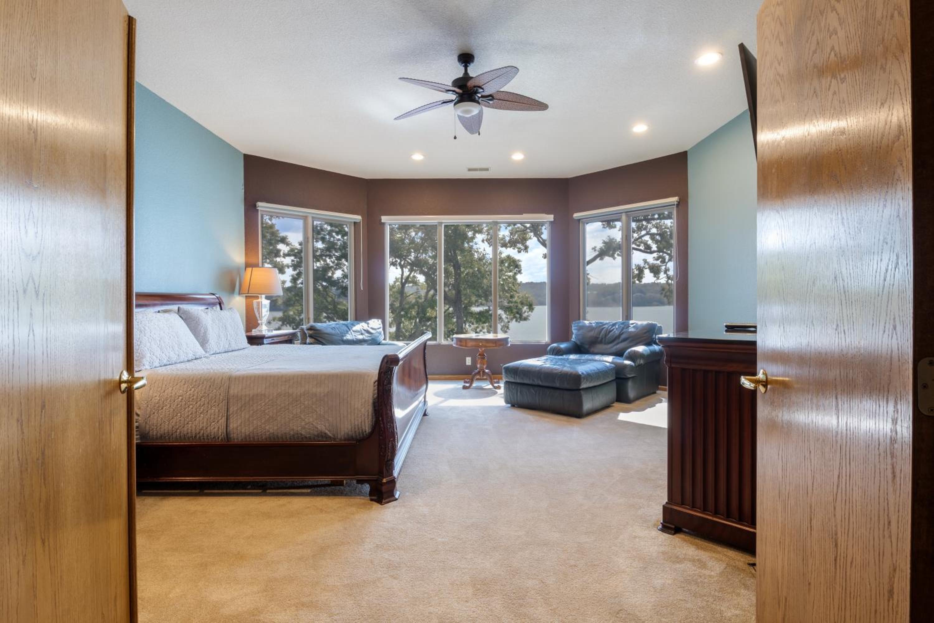 Pet-Friendly Home In The Main Channel w/ Breathtaking Sunsets & Lake Views