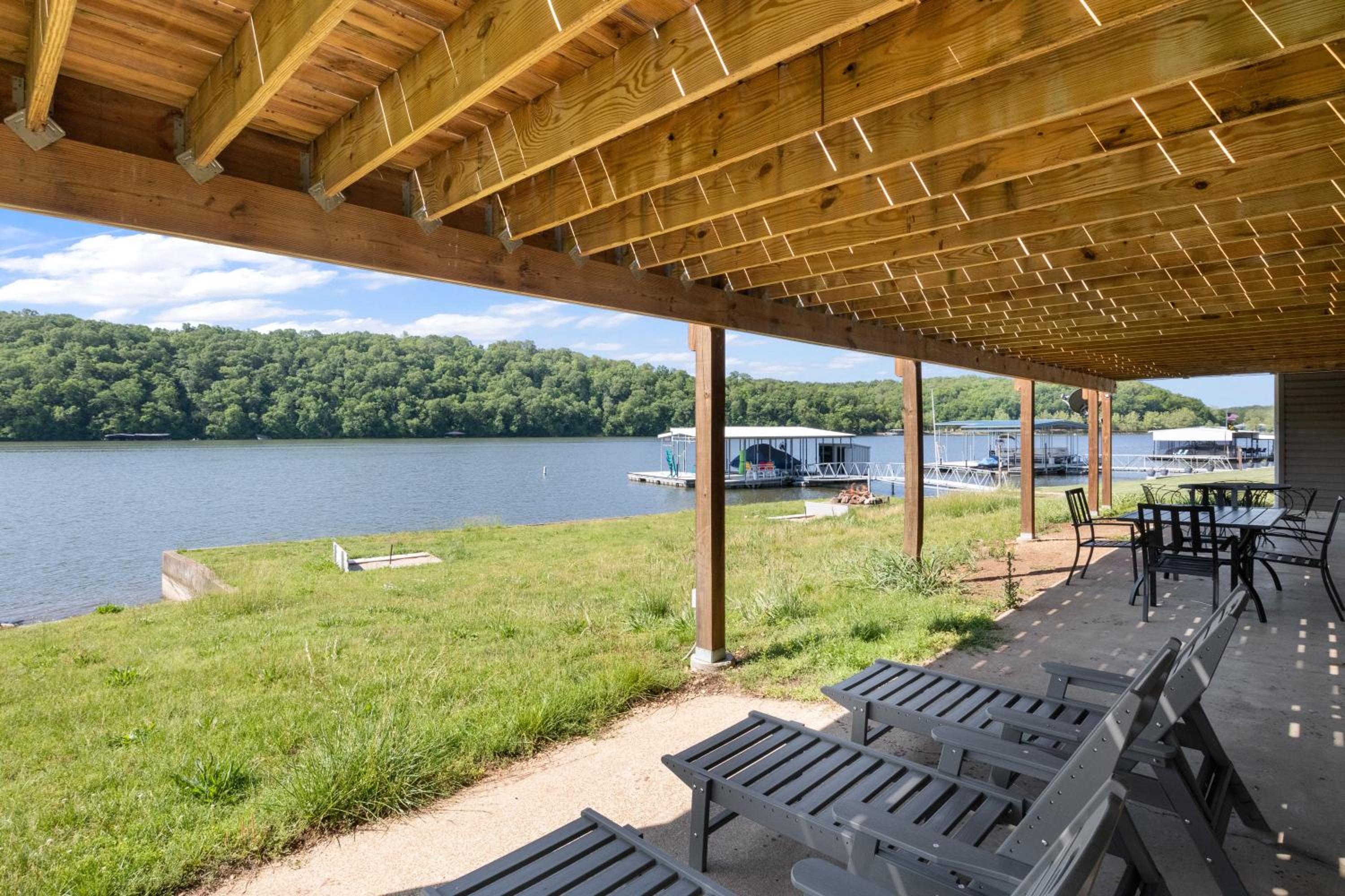 Huge Lakefront Yard, Private Dock - Amazing Views!