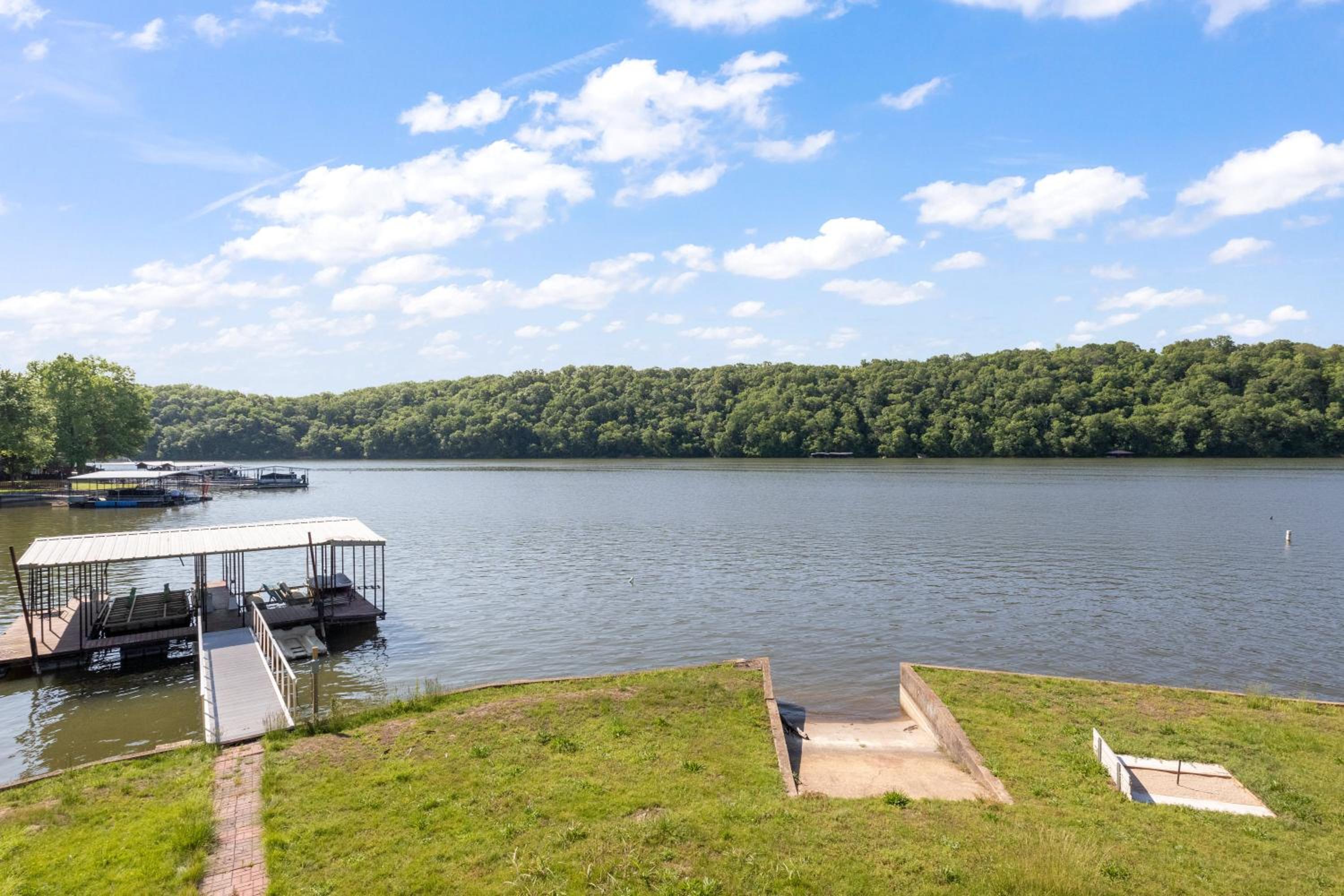 Huge Lakefront Yard, Private Dock - Amazing Views!