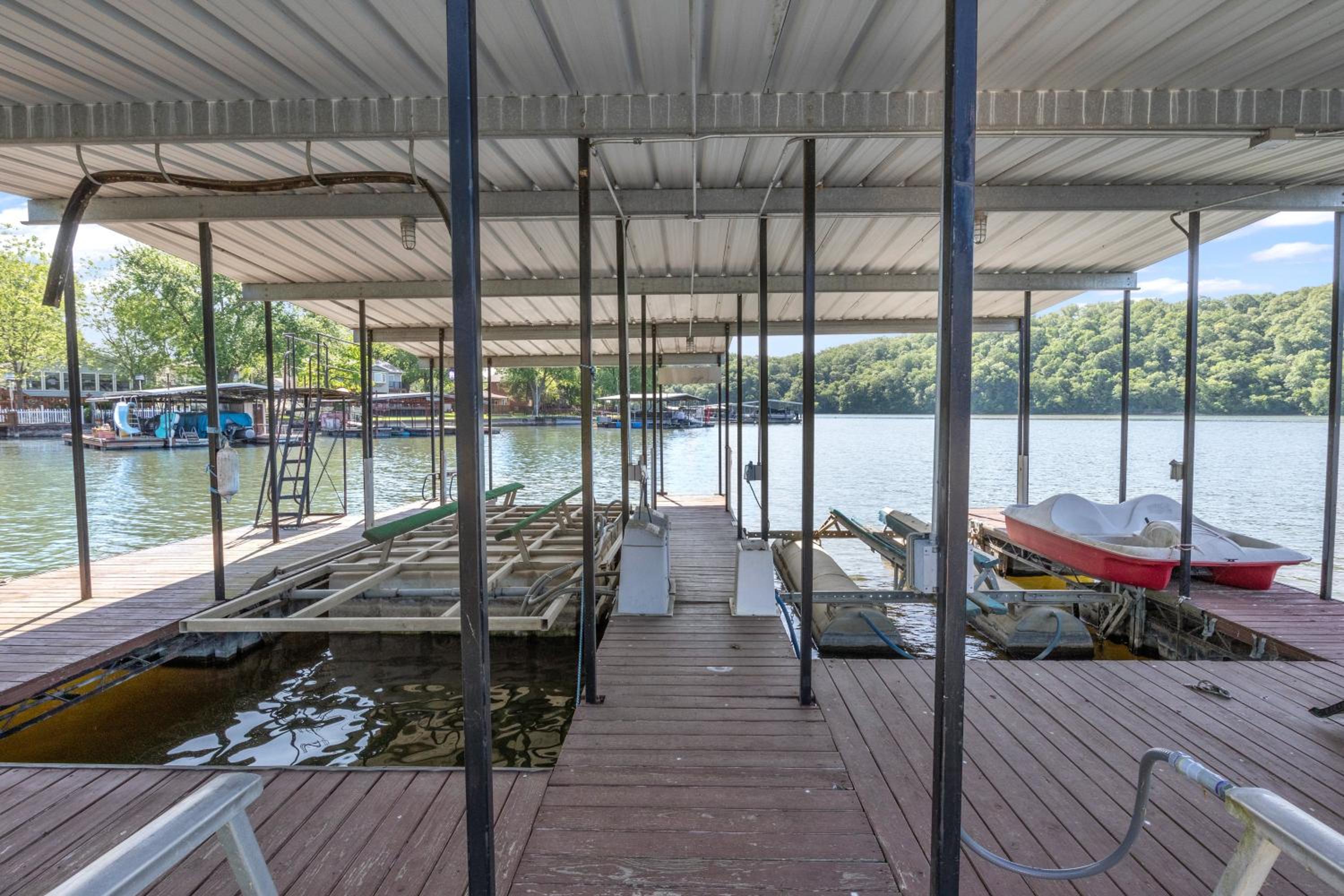 Huge Lakefront Yard, Private Dock - Amazing Views!
