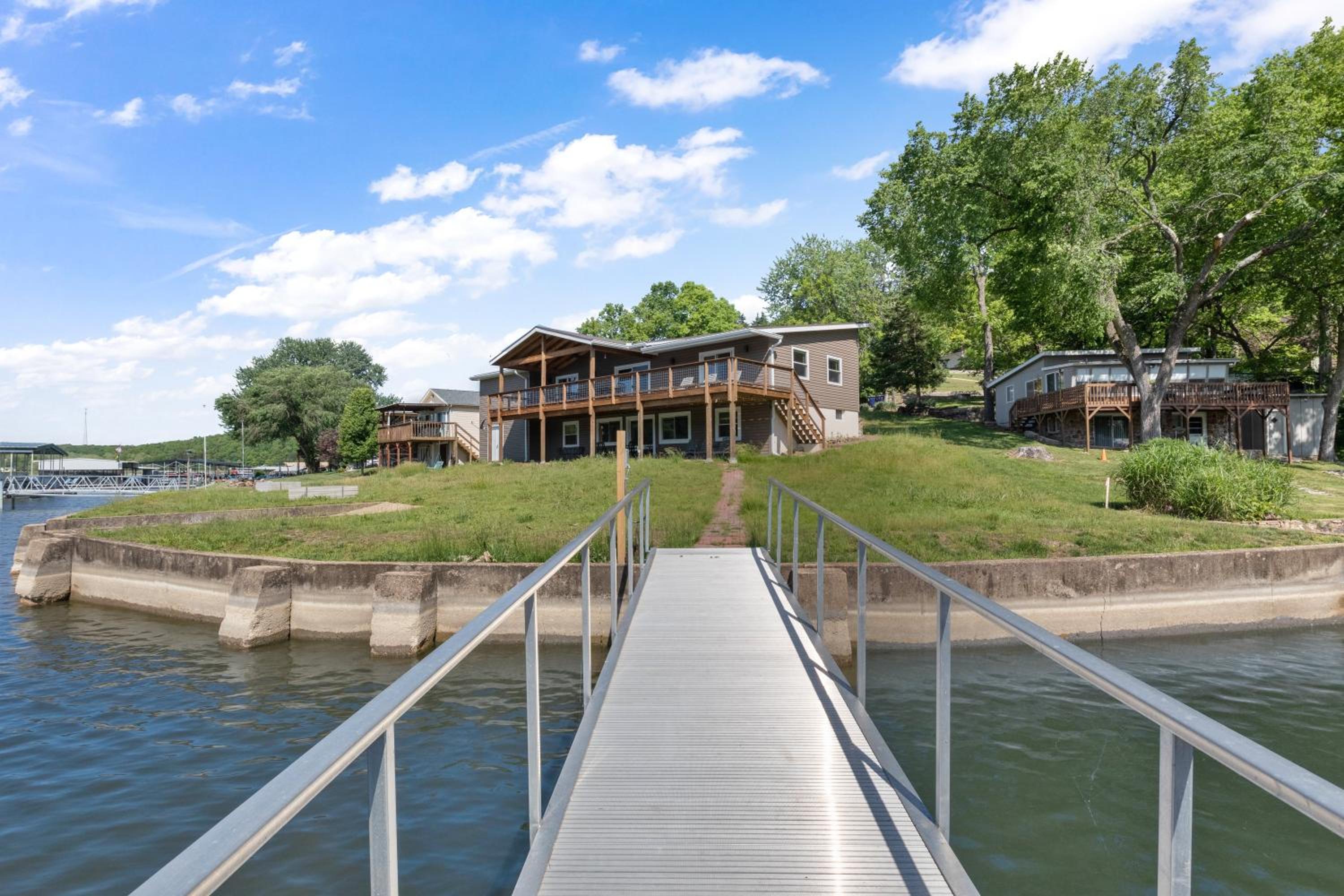 Huge Lakefront Yard, Private Dock - Amazing Views!