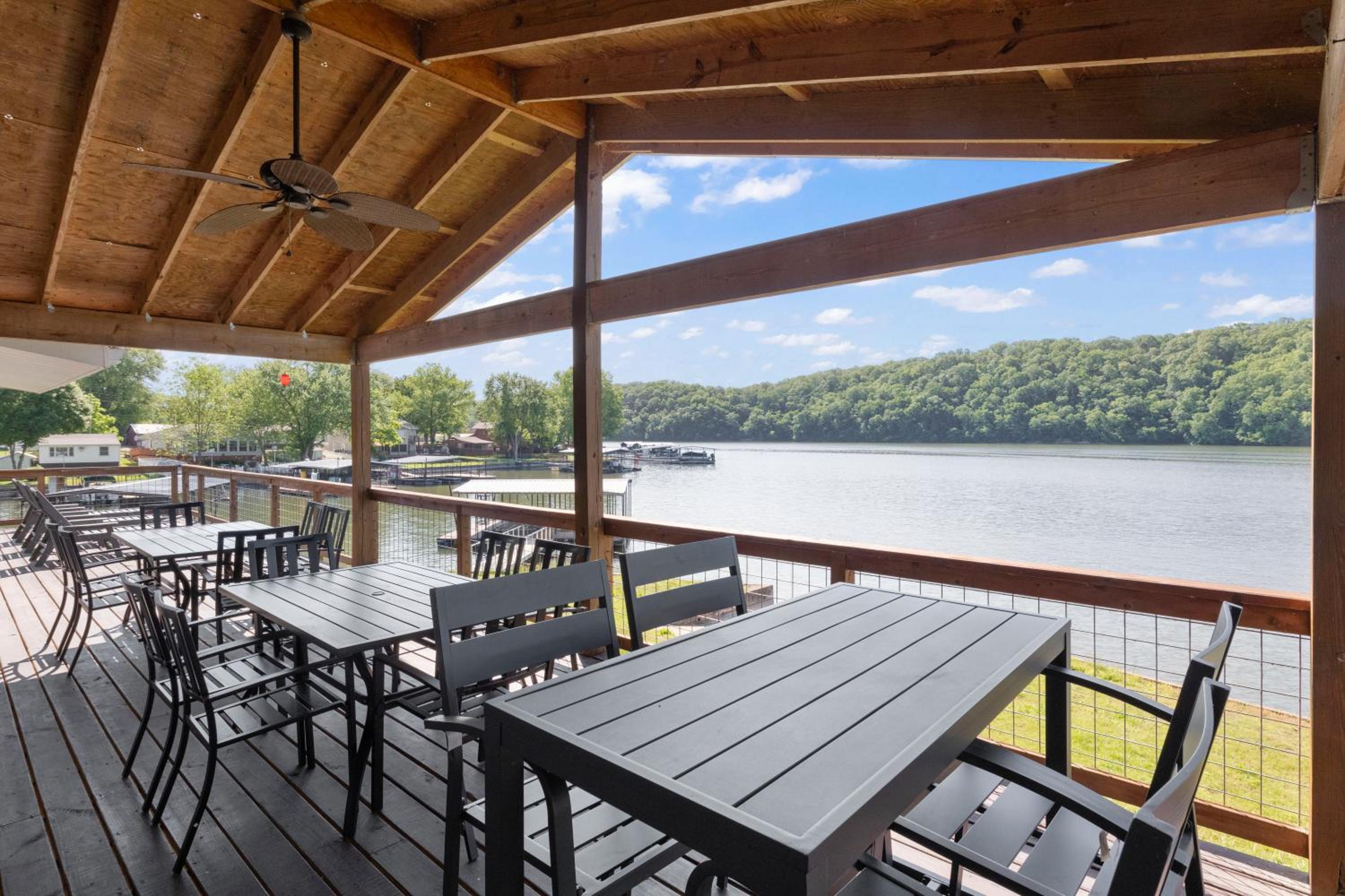 Huge Lakefront Yard, Private Dock - Amazing Views!