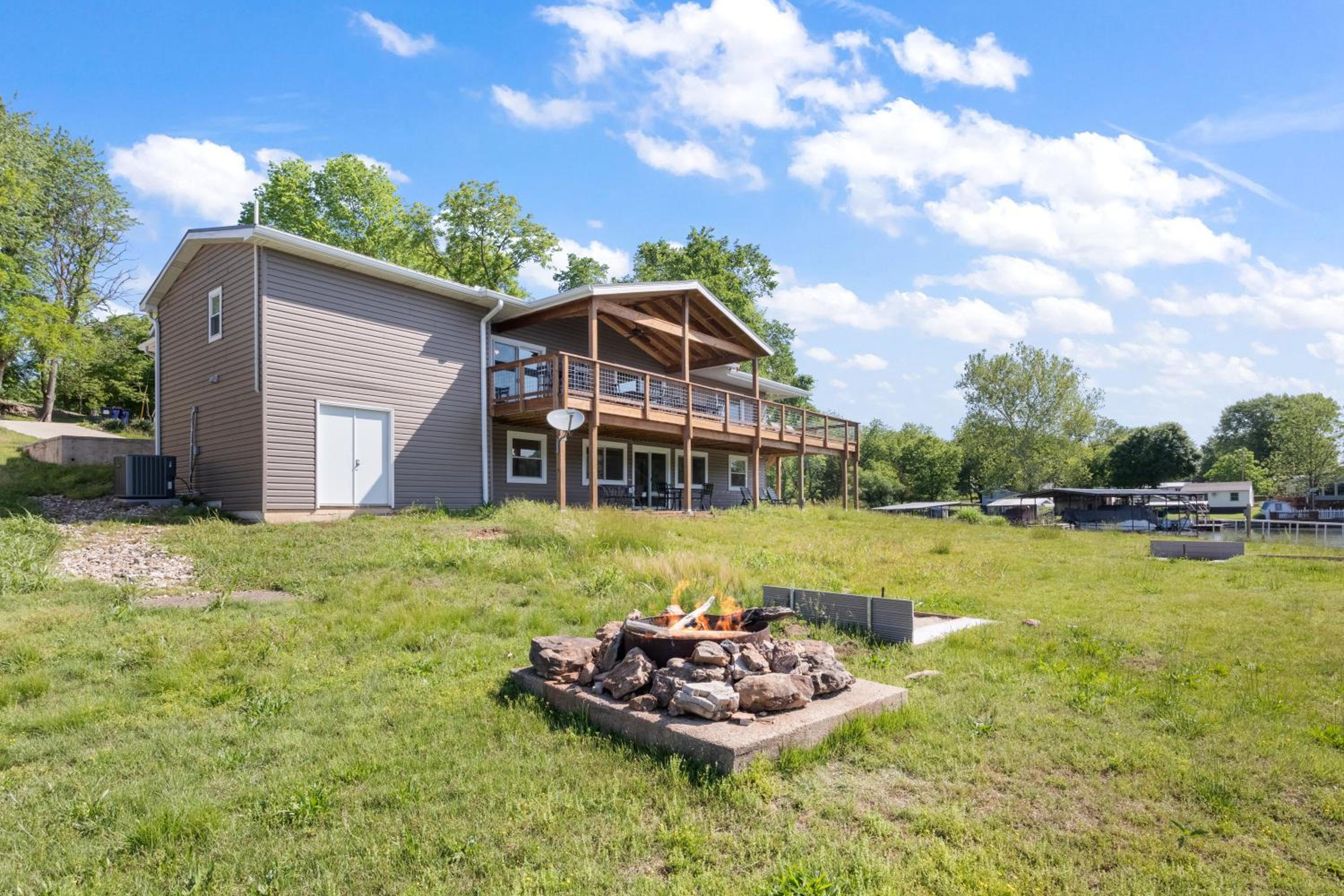 Huge Lakefront Yard, Private Dock - Amazing Views!