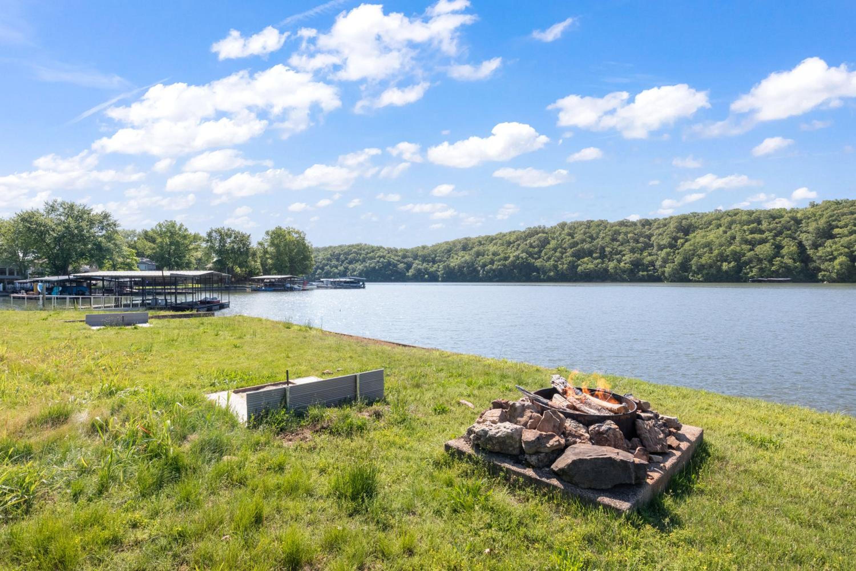 Huge Lakefront Yard, Private Dock - Amazing Views!