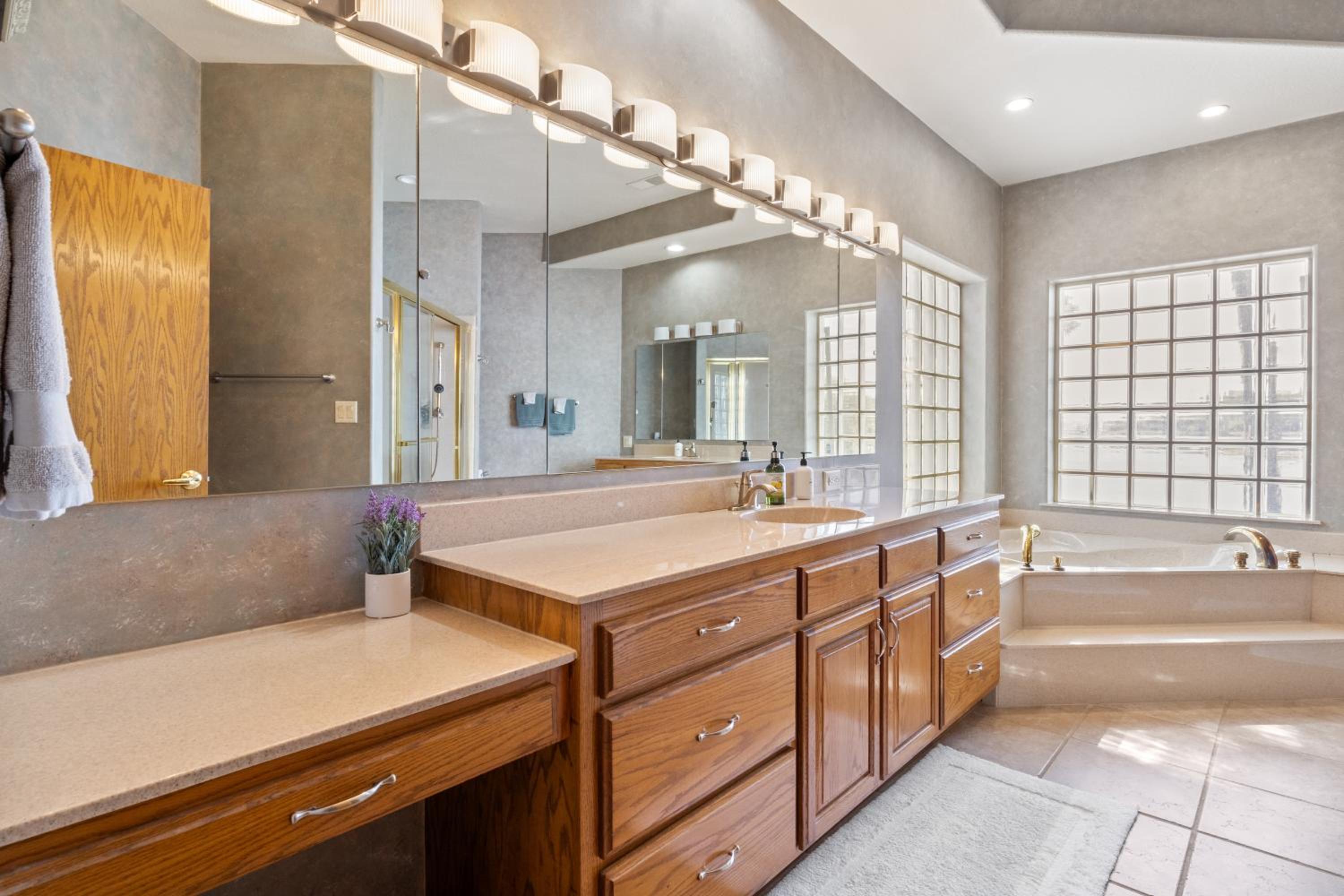 Pet-Friendly Home In The Main Channel w/ Breathtaking Sunsets & Lake Views