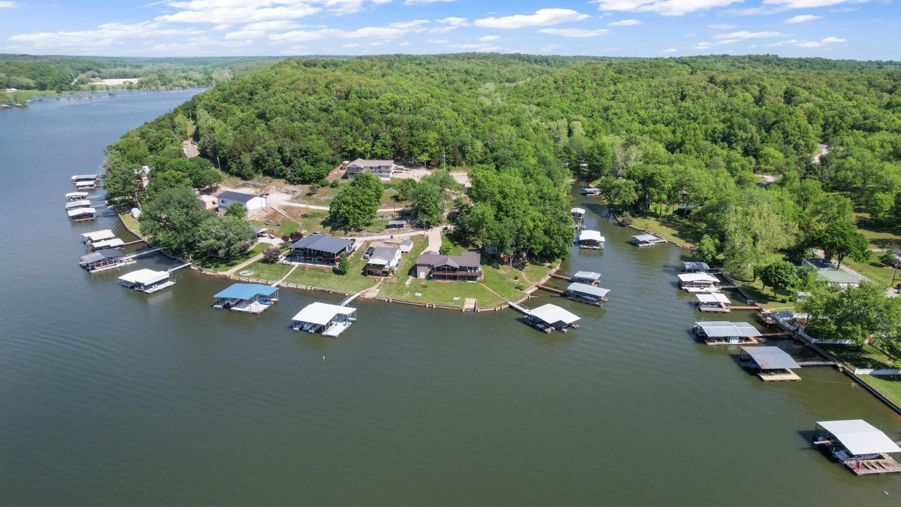 Huge Lakefront Yard, Private Dock - Amazing Views!