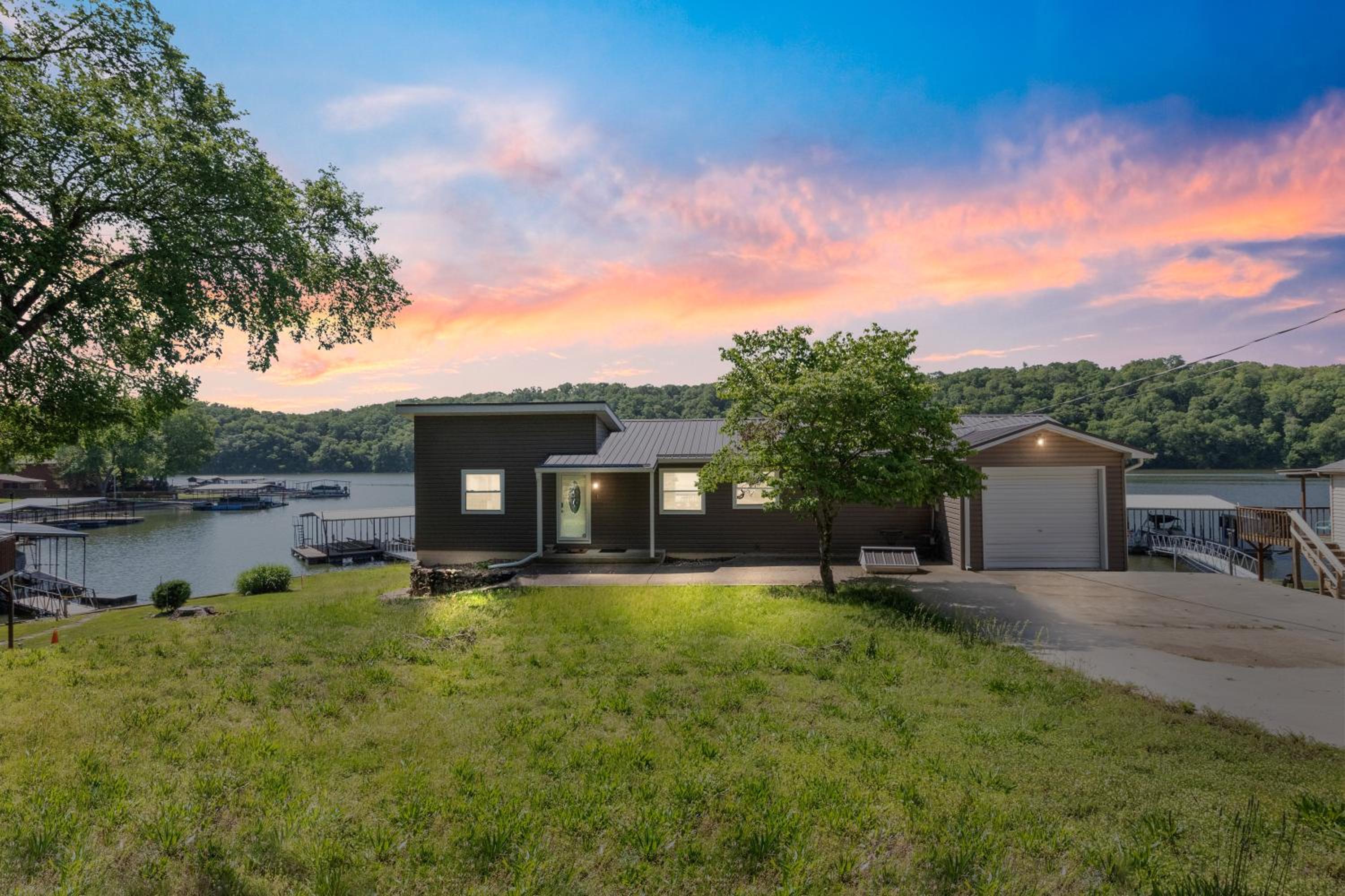 Huge Lakefront Yard, Private Dock - Amazing Views!