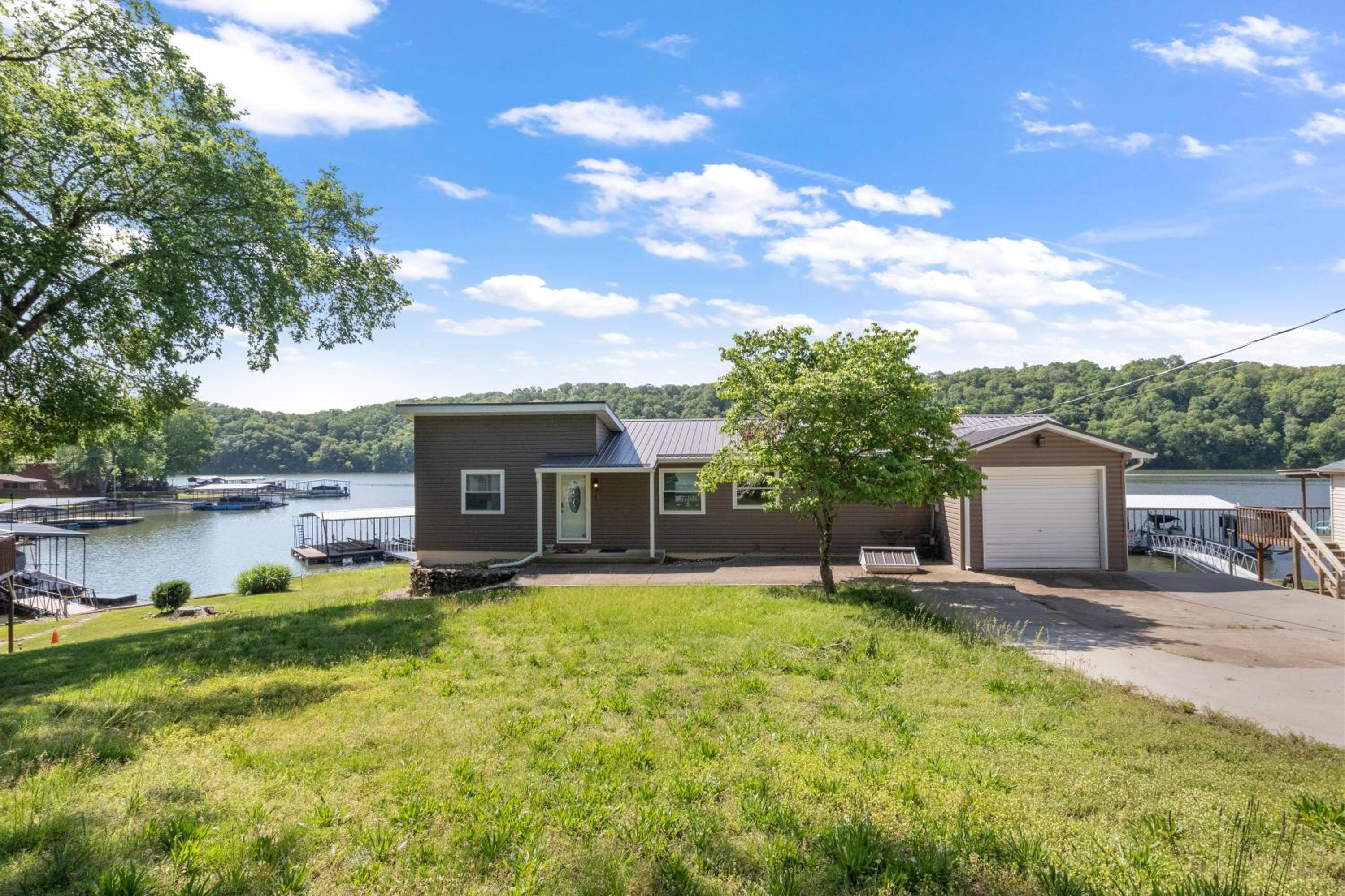 Huge Lakefront Yard, Private Dock - Amazing Views!