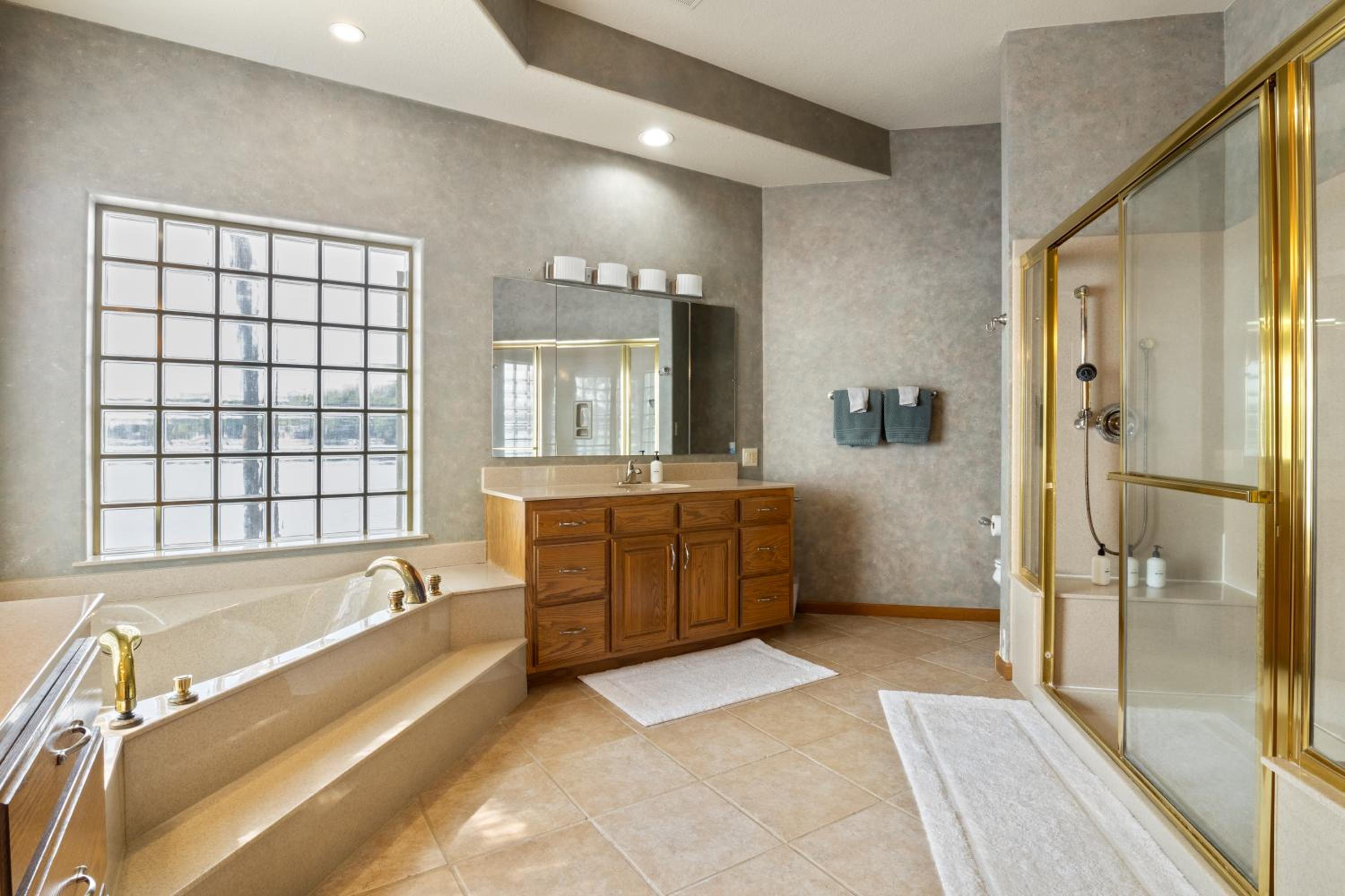 Pet-Friendly Home In The Main Channel w/ Breathtaking Sunsets & Lake Views
