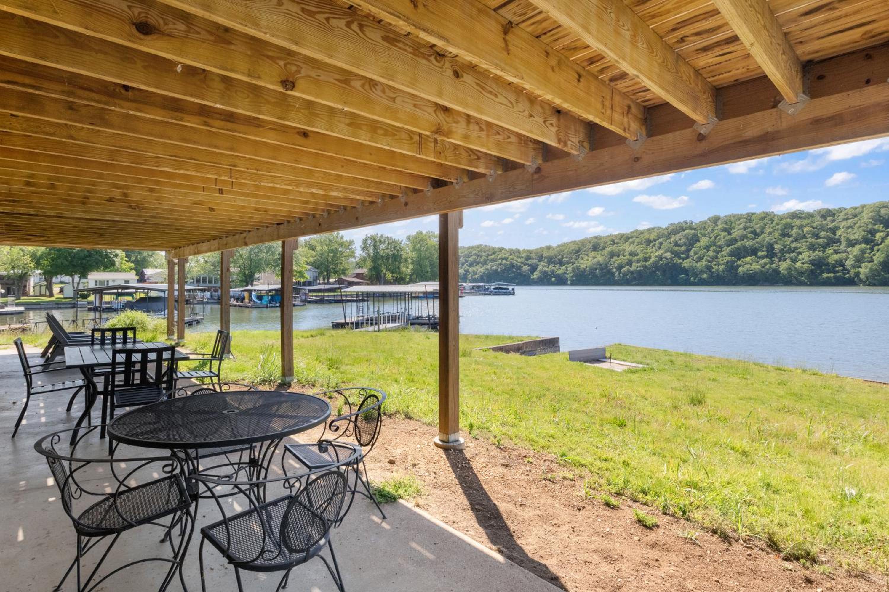 Huge Lakefront Yard, Private Dock - Amazing Views!