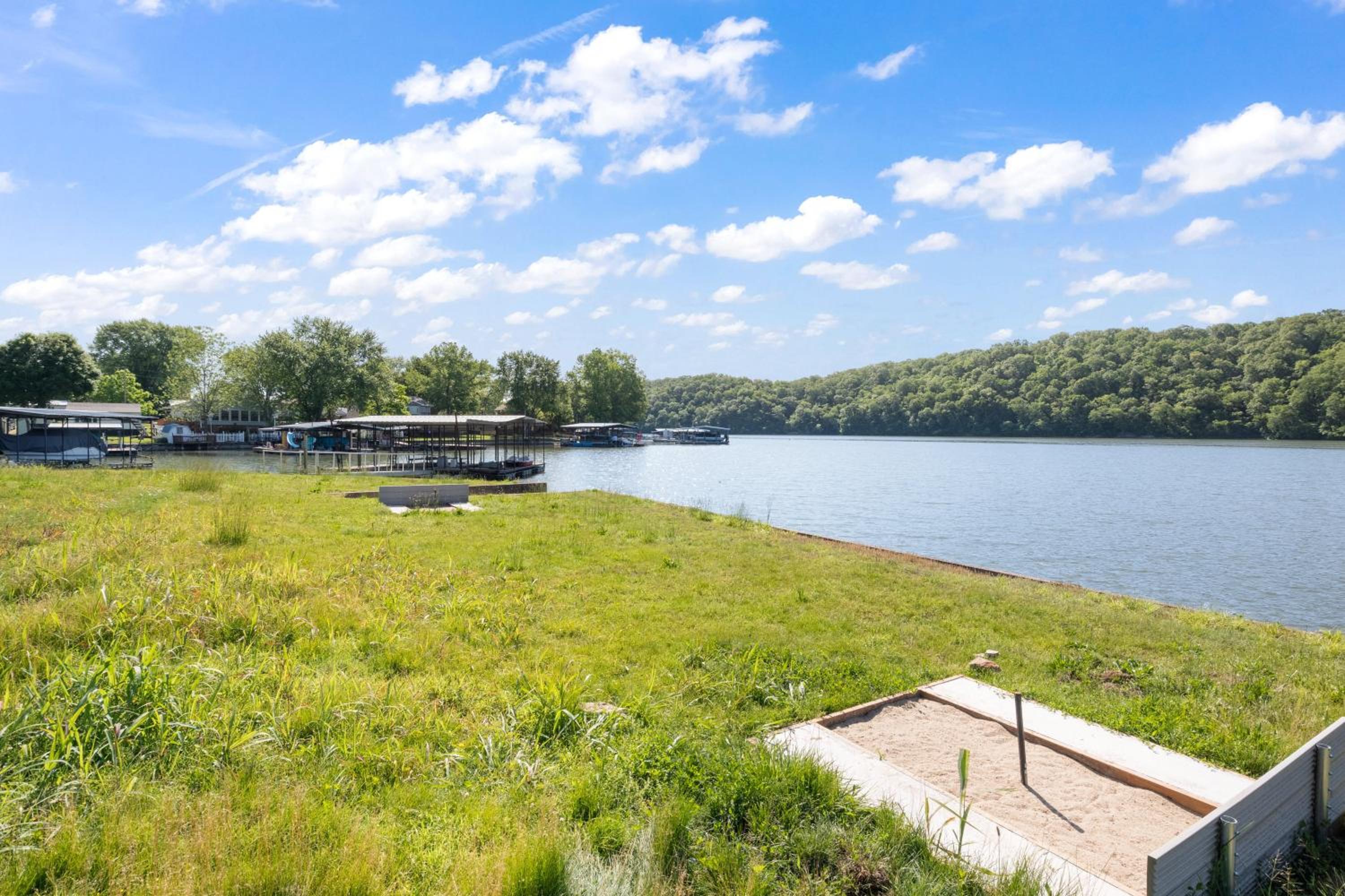 Huge Lakefront Yard, Private Dock - Amazing Views!