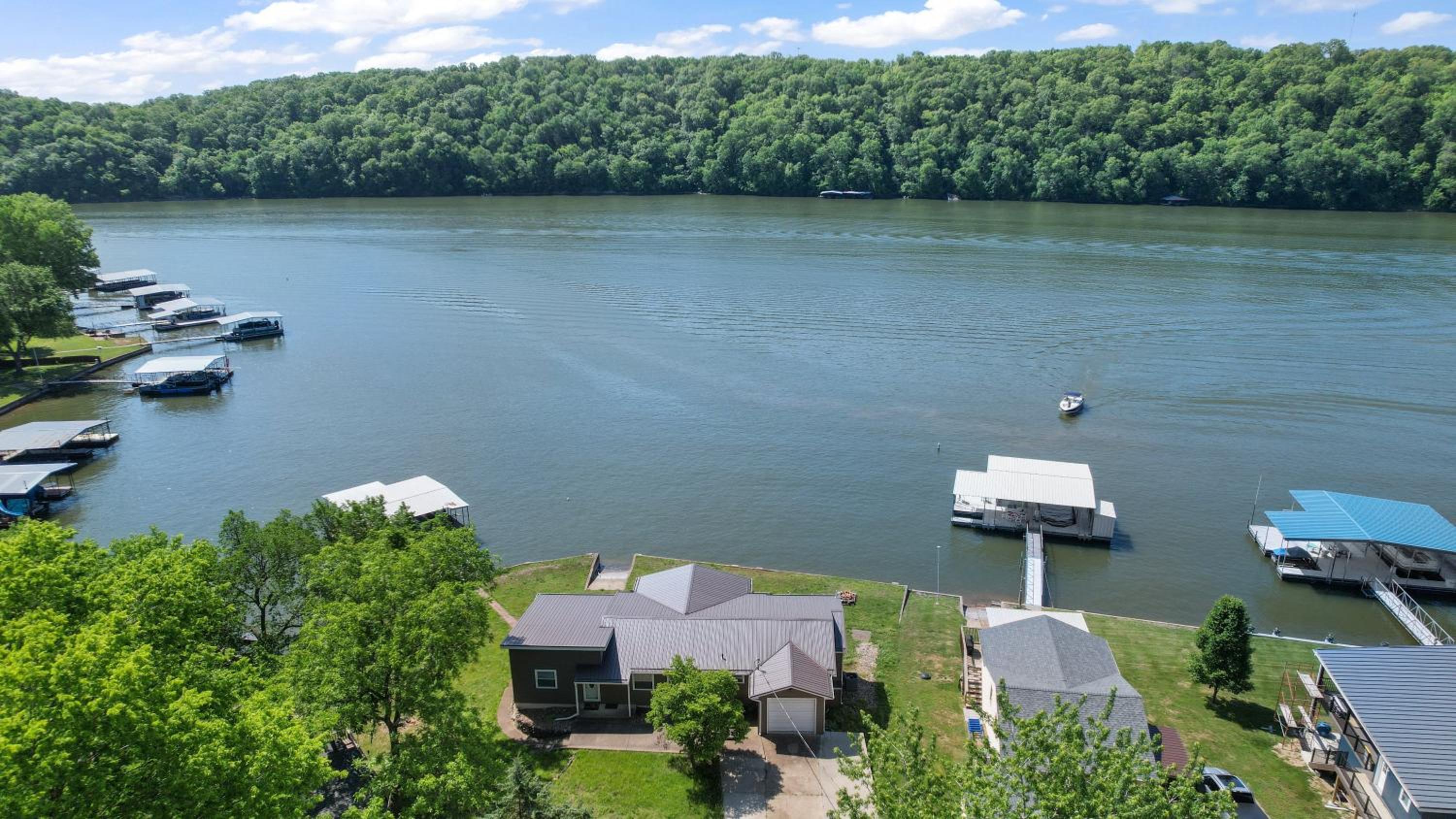 Huge Lakefront Yard, Private Dock - Amazing Views!