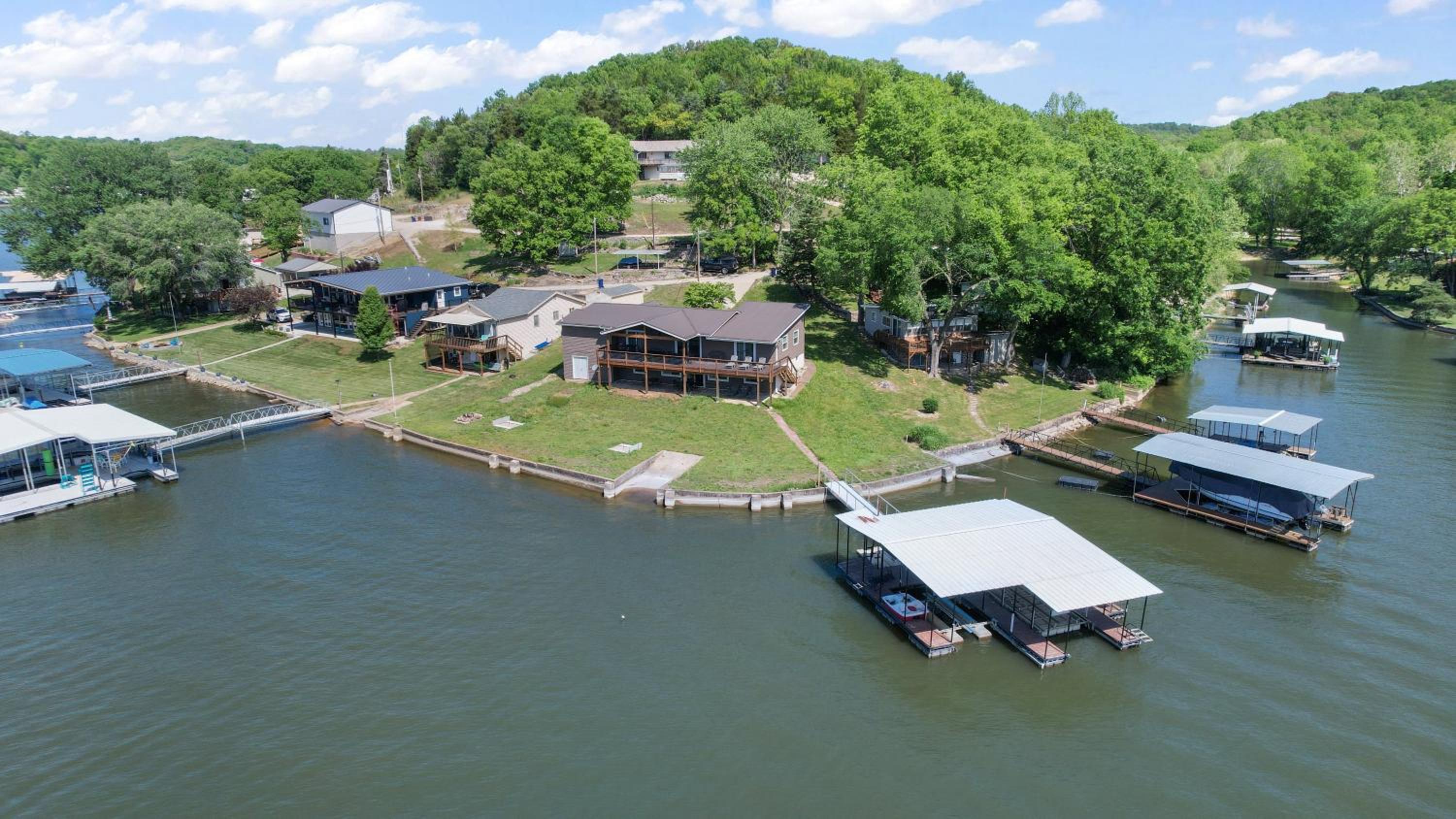 Huge Lakefront Yard, Private Dock - Amazing Views!