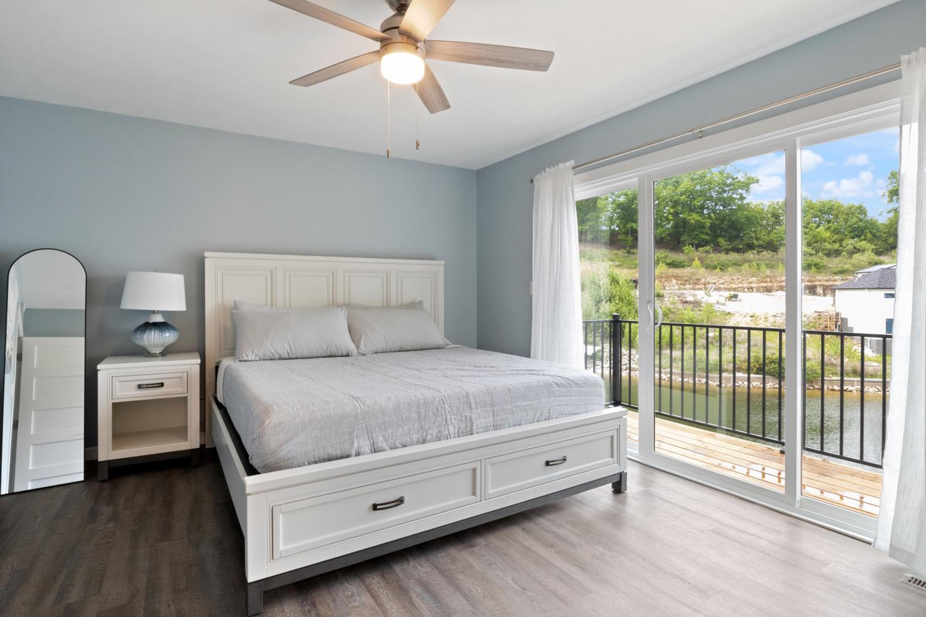 Our Cove Retreat - Perfect for Wave-Free Swimming, Tanning & Prime Location Fun!