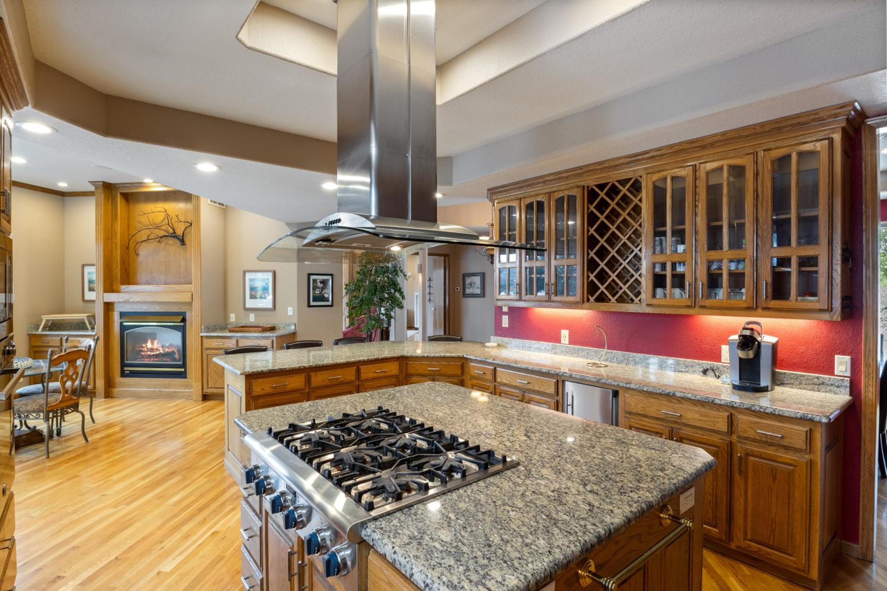 Pet-Friendly Home In The Main Channel w/ Breathtaking Sunsets & Lake Views