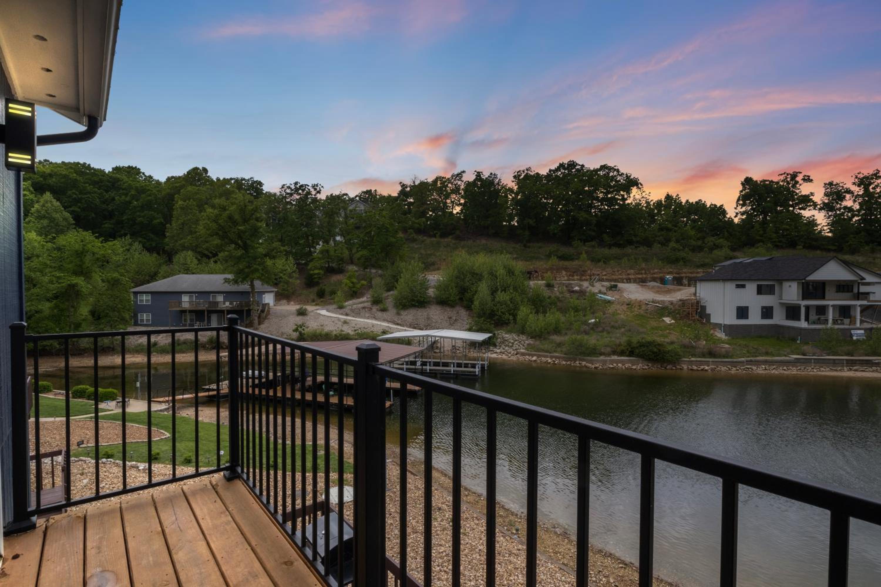 Our Cove Retreat - Perfect for Wave-Free Swimming, Tanning & Prime Location Fun!