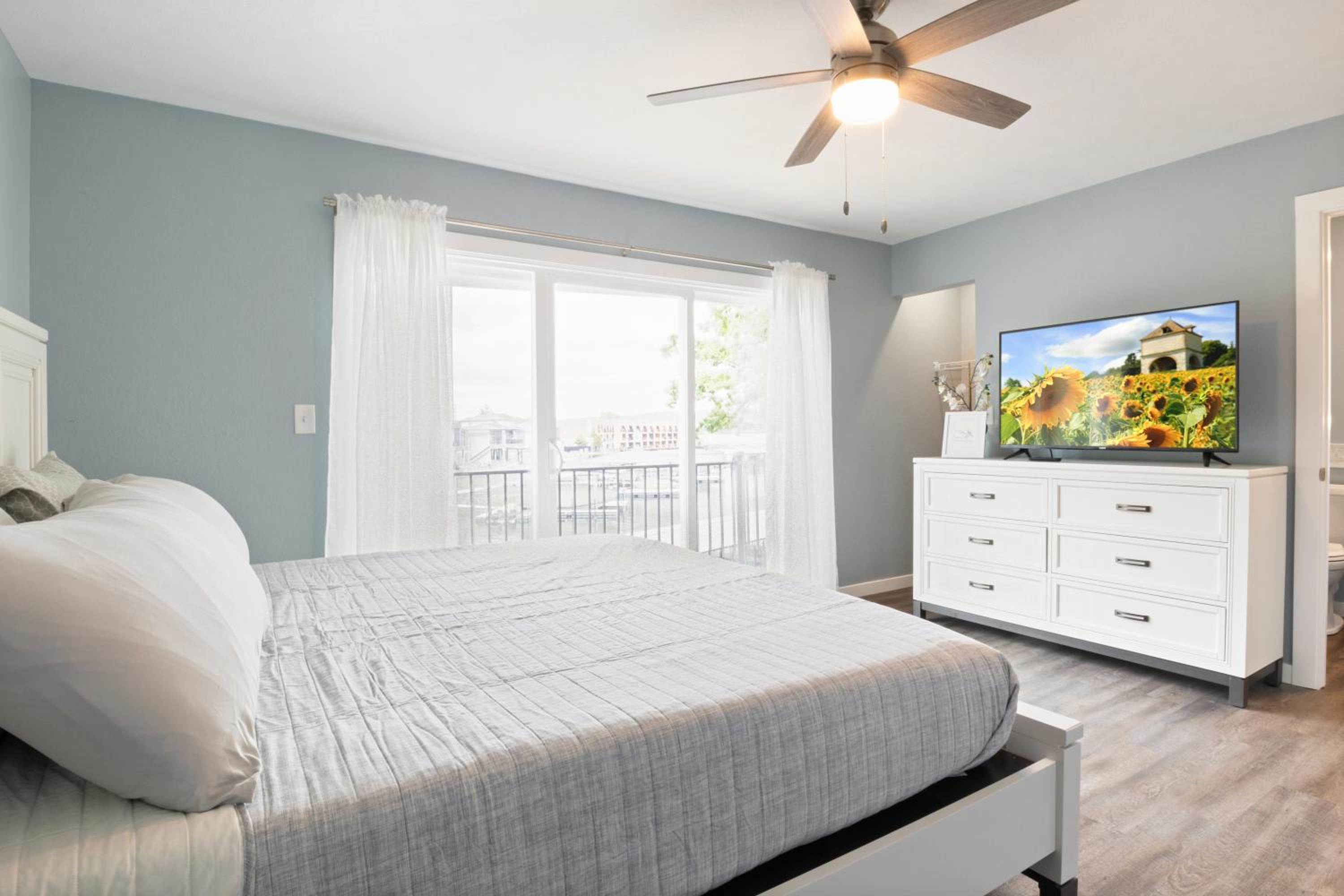 Our Cove Retreat - Perfect for Wave-Free Swimming, Tanning & Prime Location Fun!