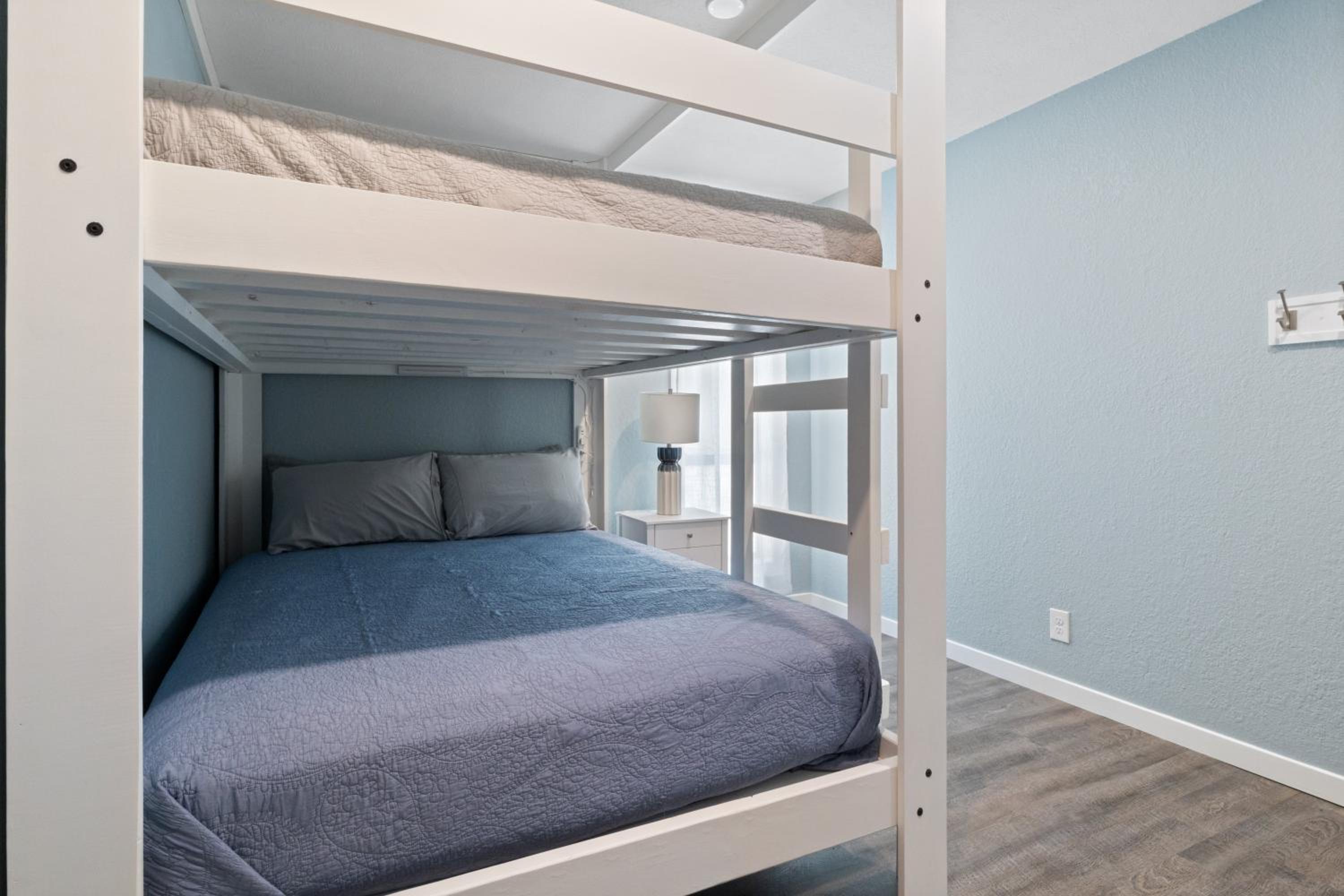 Our Cove Retreat - Perfect for Wave-Free Swimming, Tanning & Prime Location Fun!