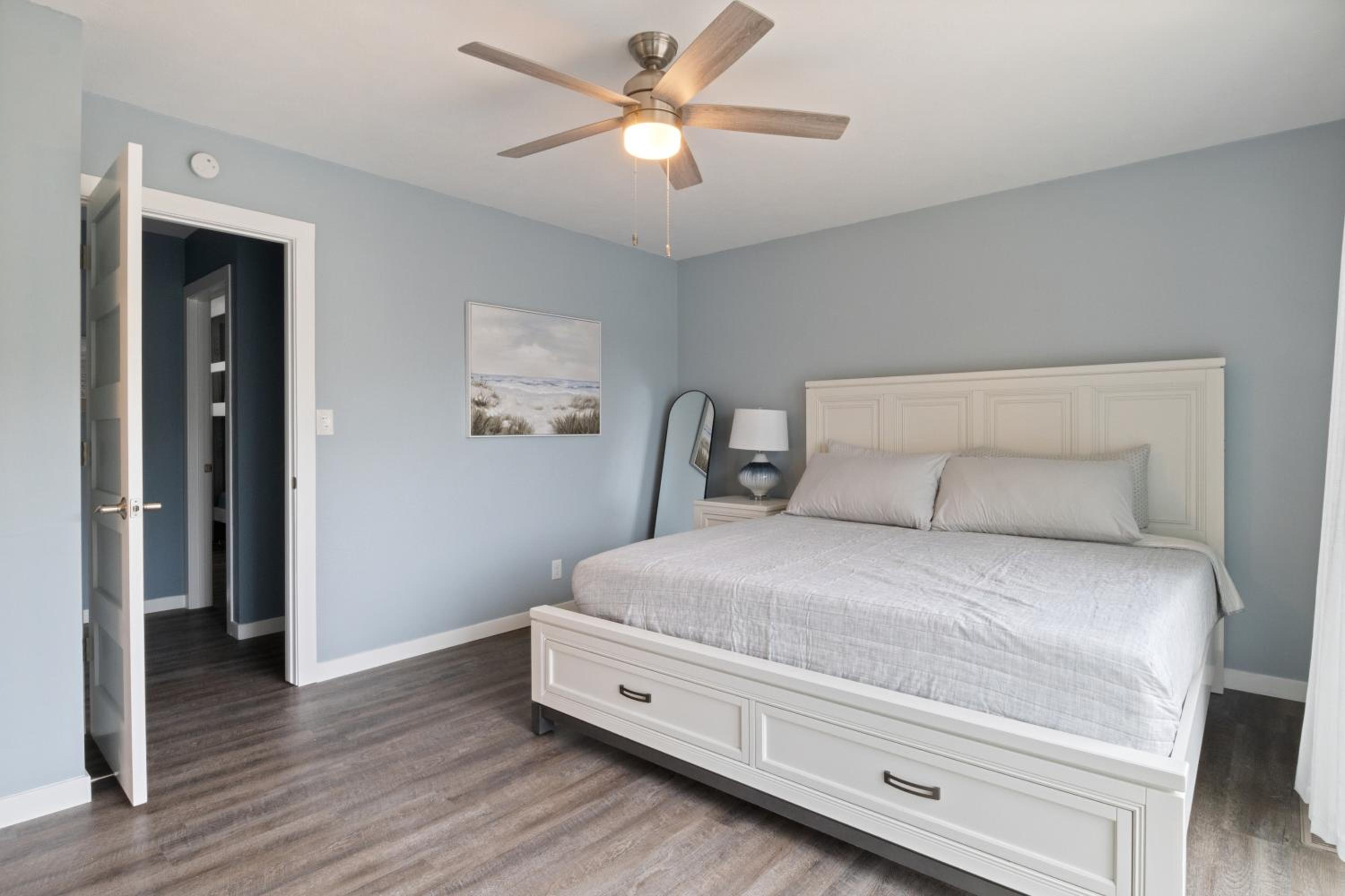 Our Cove Retreat - Perfect for Wave-Free Swimming, Tanning & Prime Location Fun!