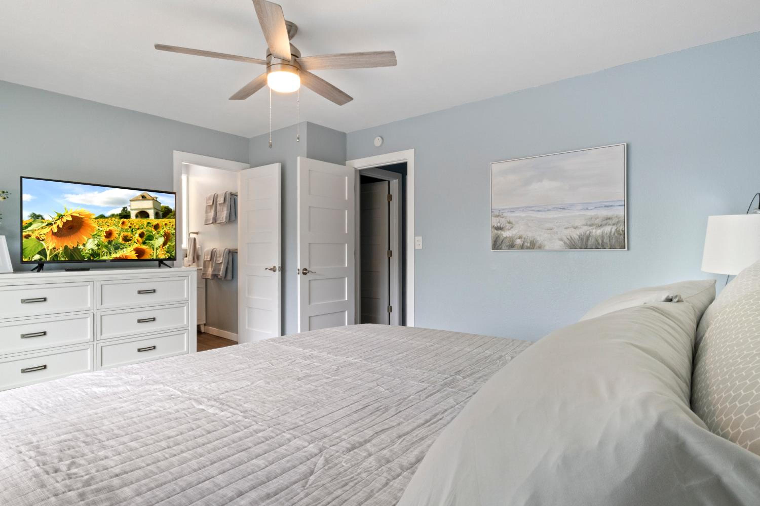 Our Cove Retreat - Perfect for Wave-Free Swimming, Tanning & Prime Location Fun!