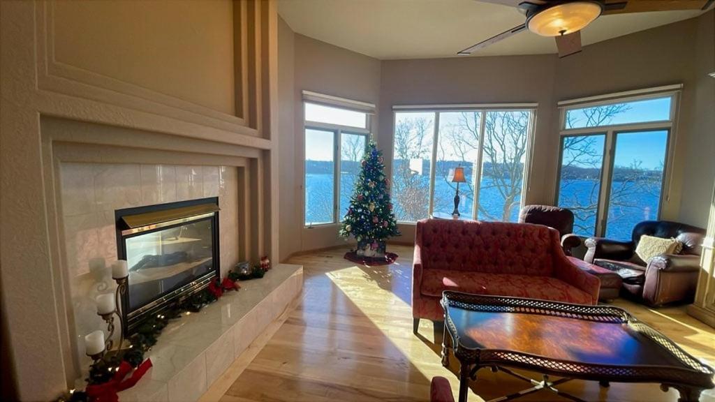 Pet-Friendly Home In The Main Channel w/ Breathtaking Sunsets & Lake Views