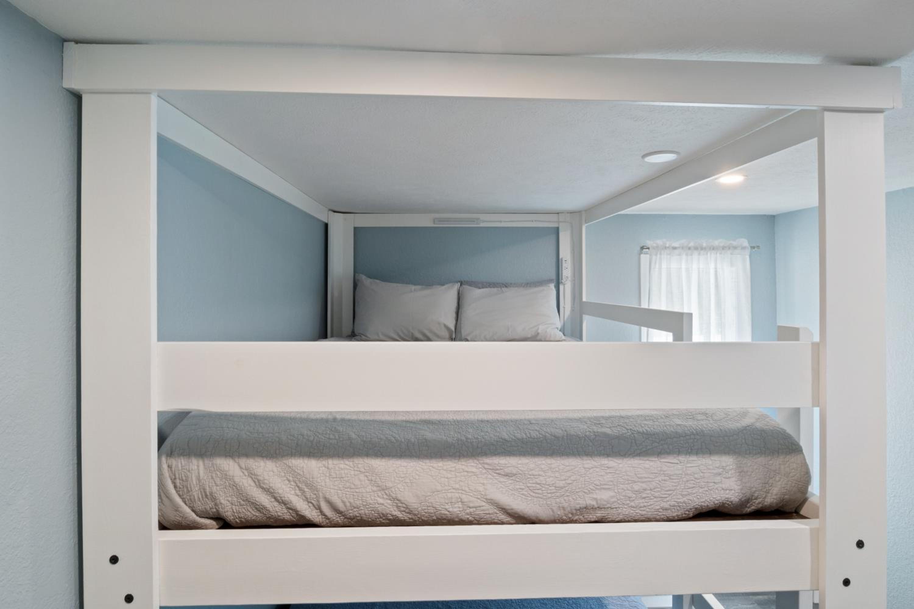 Our Cove Retreat - Perfect for Wave-Free Swimming, Tanning & Prime Location Fun!
