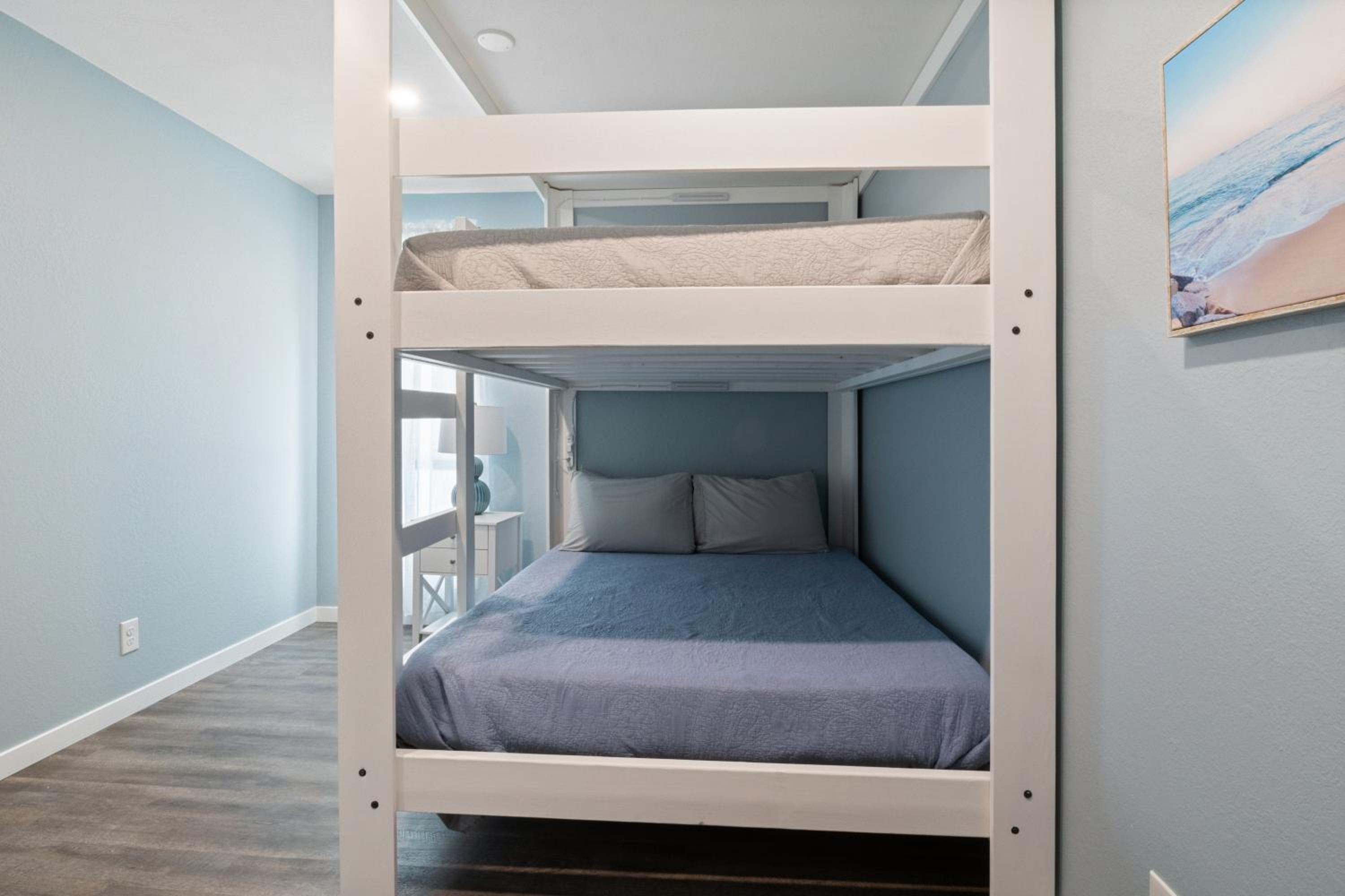 Our Cove Retreat - Perfect for Wave-Free Swimming, Tanning & Prime Location Fun!